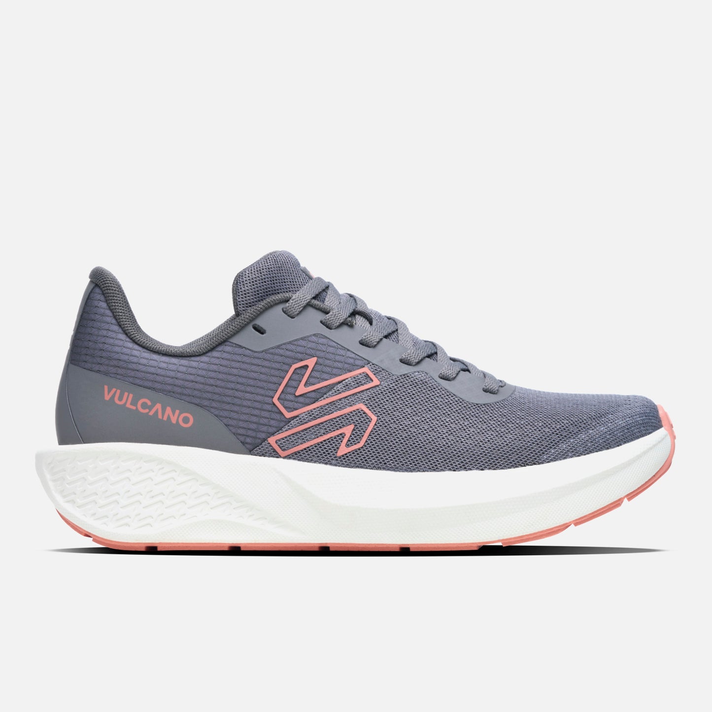 Zapatillas Mujer Ignite Gris Vulcano con diseño ergonómico, suela blanca de alto rebote y upper de micromalla respirable para running diario.