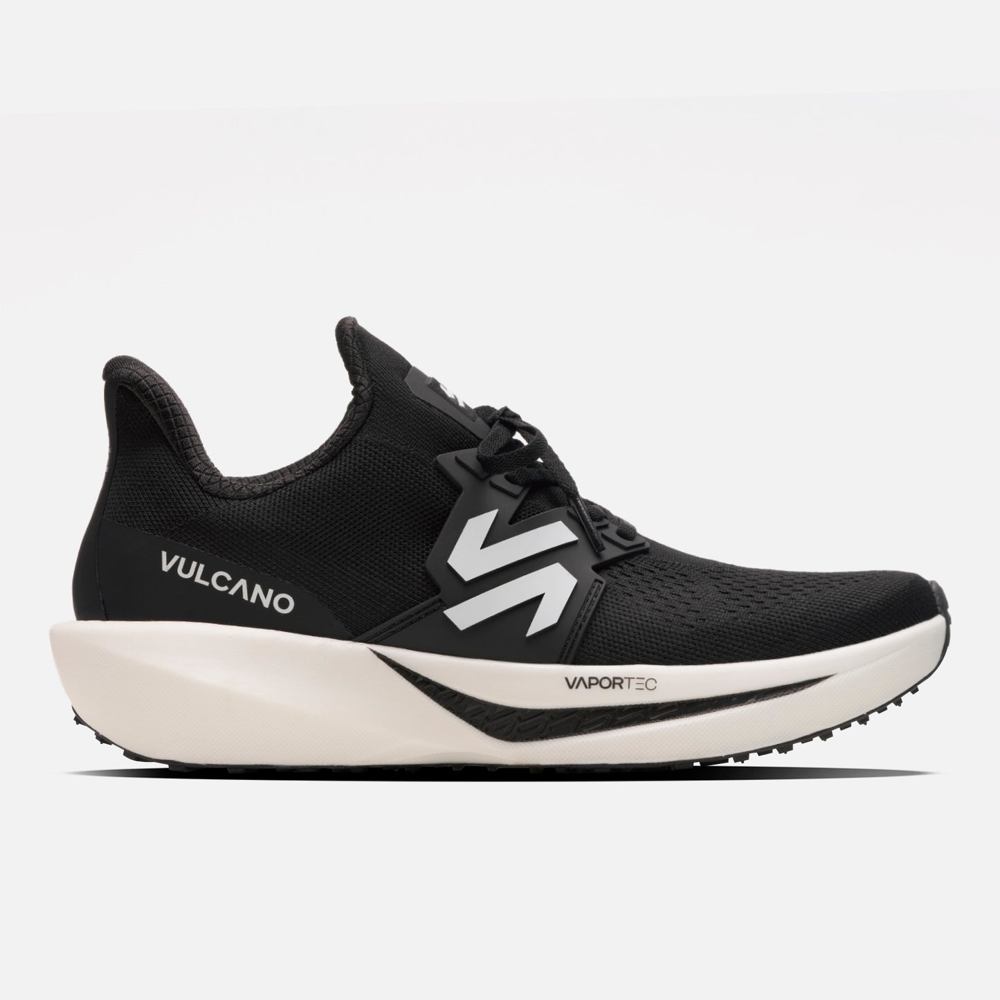 Zapatillas Mujer Magma Negro Vulcano con diseño deportivo, logo lateral y tecnología VaporTec para mayor confort y rendimiento diario.