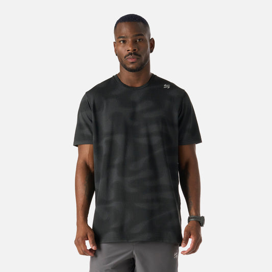 Polera Hombre Built To Move Pro T-Shirt Negro Vulcano con diseño deportivo y tecnología Q-Dry, ideal para entrenamiento de alto rendimiento.