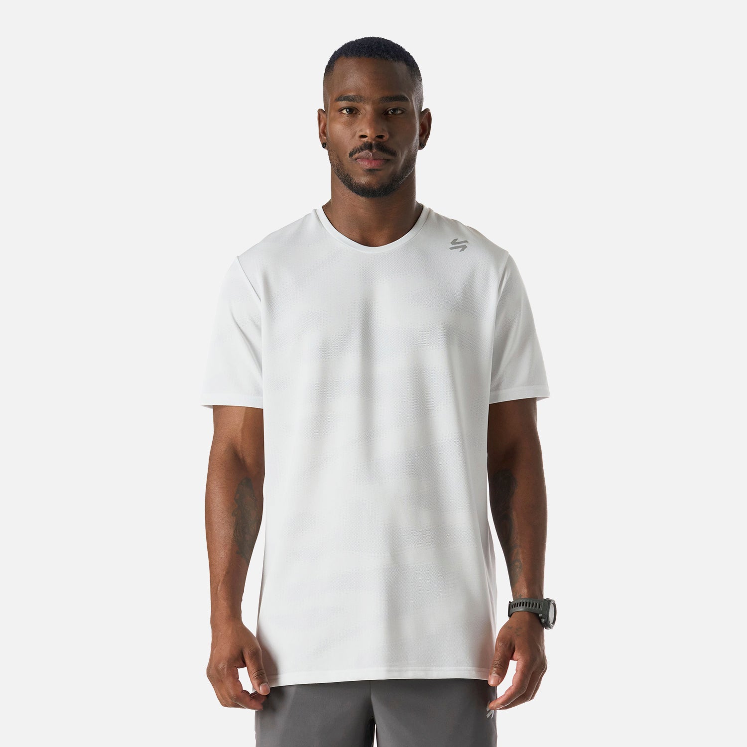 Polera Hombre Built To Move Pro T-Shirt Blanco Vulcano con diseño deportivo y tecnología Q-Dry, ideal para entrenamiento de alto rendimiento.