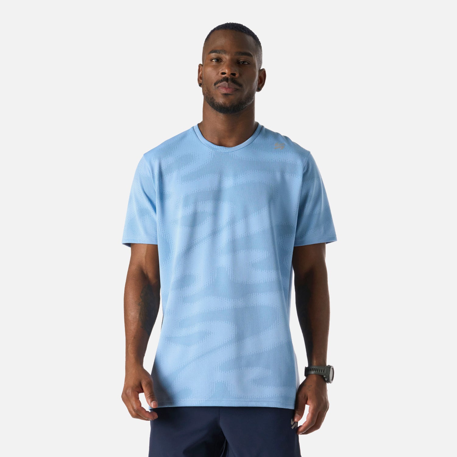 Polera Hombre Built To Move Pro T-Shirt Celeste Vulcano con diseño deportivo y tecnología Q-Dry, ideal para entrenamiento de alto rendimiento.