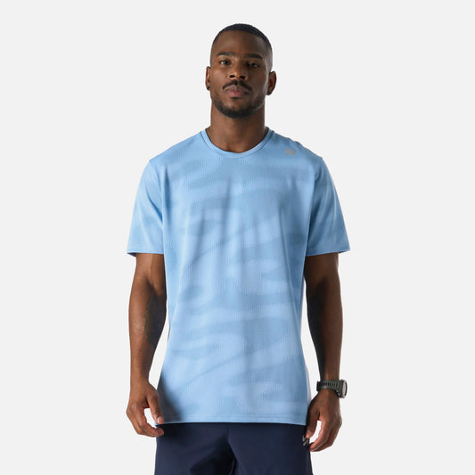Polera Hombre Built To Move Pro T-Shirt Celeste Vulcano con diseño deportivo y tecnología Q-Dry, ideal para entrenamiento de alto rendimiento.