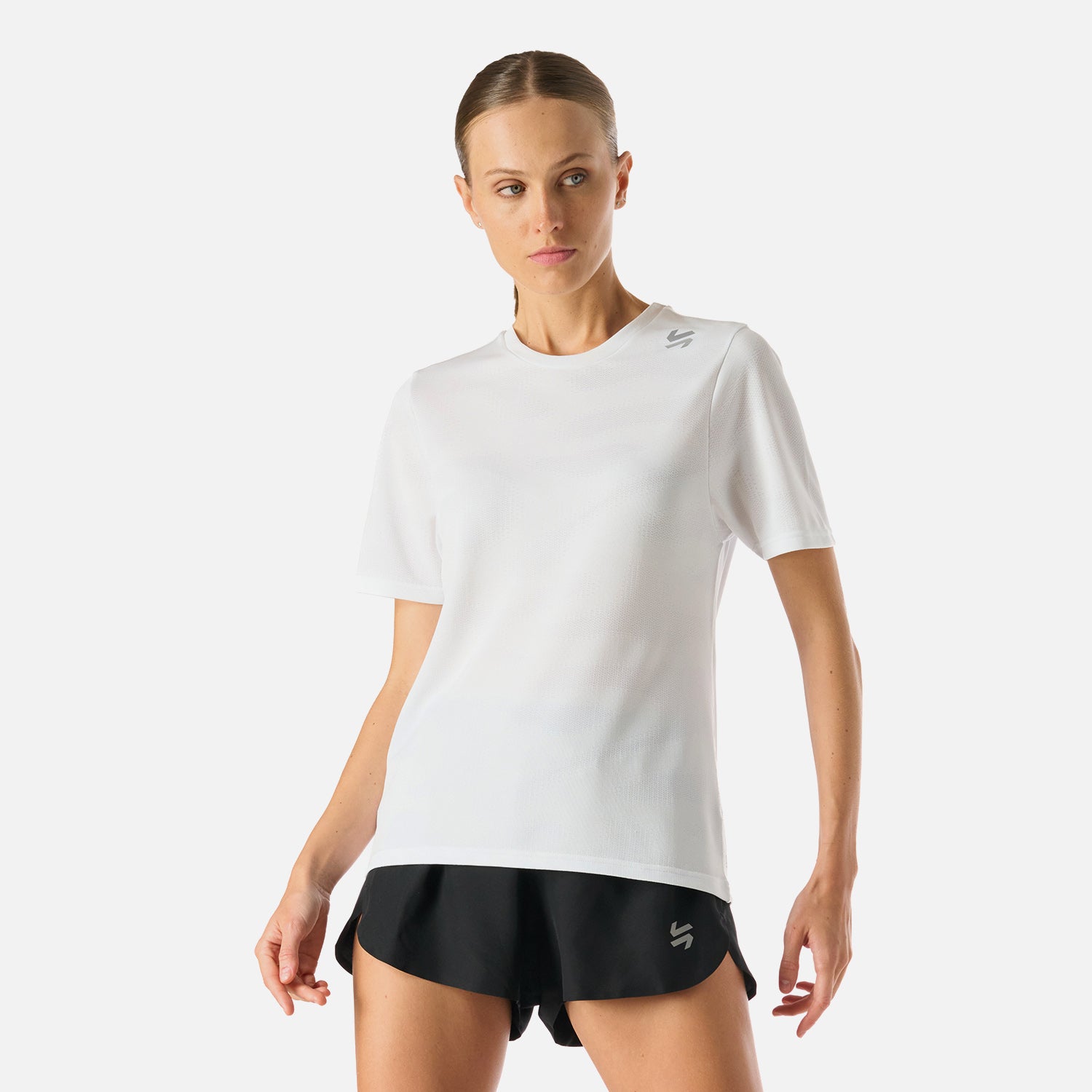 Polera Mujer Built To Move T-Shirt Blanco Vulcano con tecnología Q-Dry, ideal para entrenamiento de alta intensidad. Diseño ligero y transpirable.