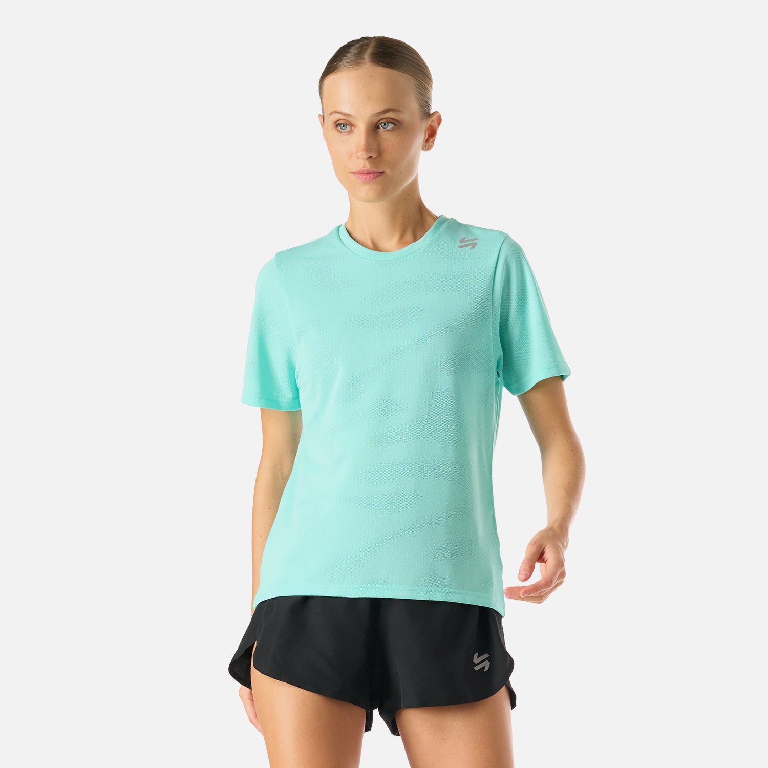 Polera Mujer Built To Move T-Shirt Jade Vulcano con tecnología Q-Dry, ideal para entrenamiento de alta intensidad. Diseño ligero y transpirable.