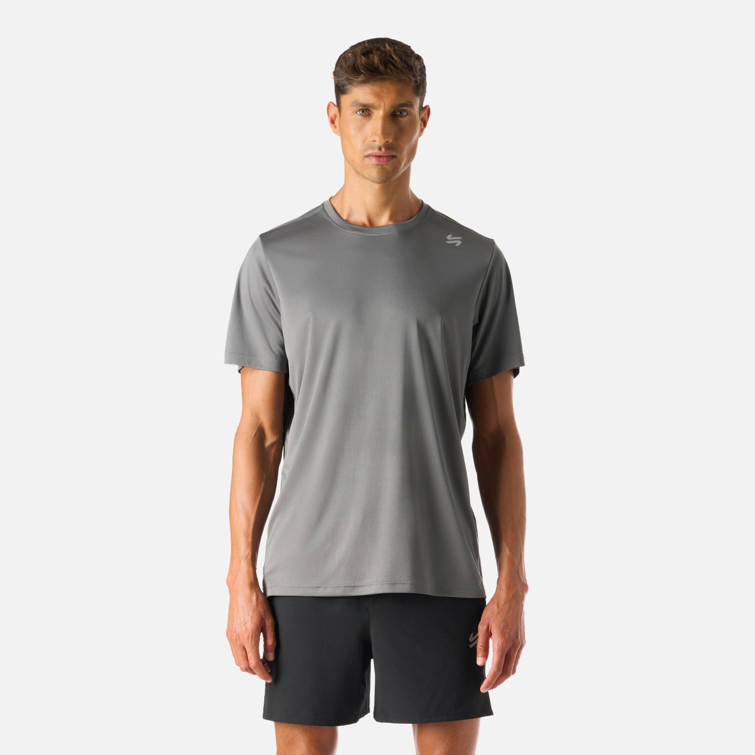Polera Hombre Tempo Advanced T-Shirt Gris Medio Vulcano con tecnología Q-Dry, vista frontal completa. Ideal para entrenamiento de alta intensidad.