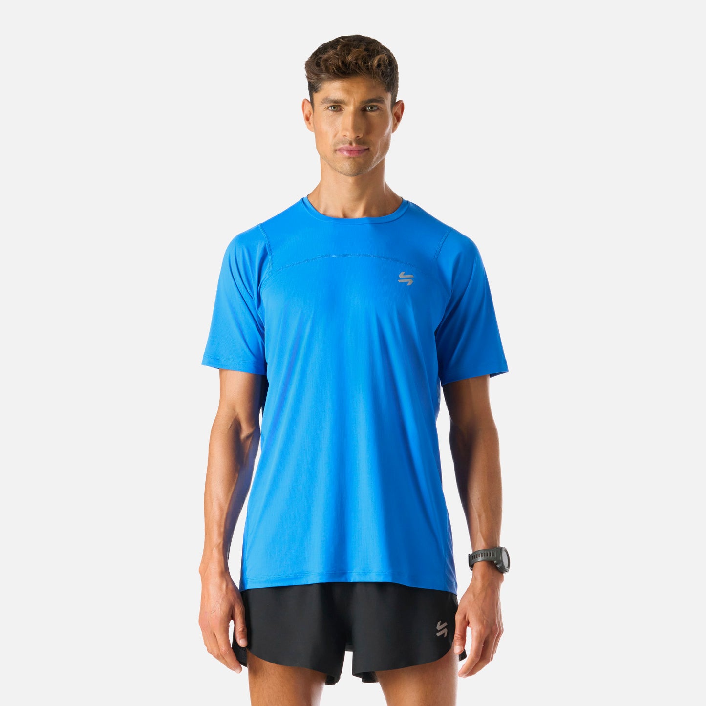 Polera Hombre Azul Vulcano - Deportiva Q-Dry, vista frontal completa. Diseño ligero y transpirable ideal para entrenamiento de alta intensidad.