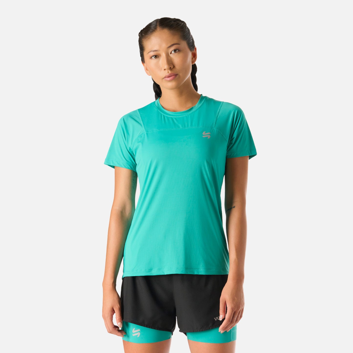 Polera Mujer Built To Move T-Shirt Turquesa Vulcano con tecnología Q-Dry, ideal para entrenamiento de alta intensidad. Diseño ligero y transpirable.