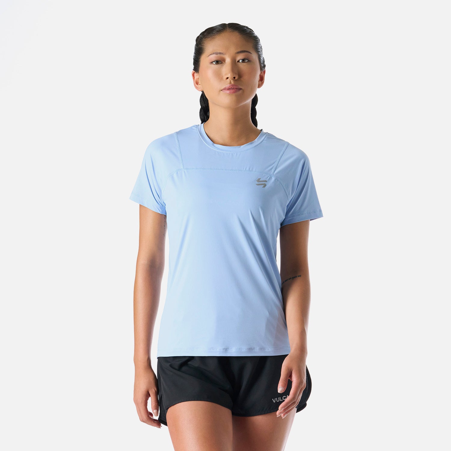 Polera Mujer Built To Move T-Shirt Celeste Vulcano con tecnología Q-Dry, ideal para entrenamiento de alta intensidad. Diseño ligero y transpirable.