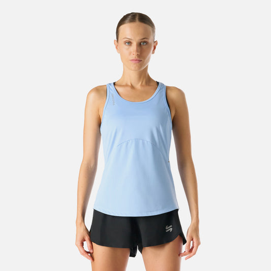 Polera Mujer Built To Move T-Shirt Celeste Vulcano con tecnología Q-Dry, ideal para entrenamiento de alta intensidad. Diseño ligero y transpirable.