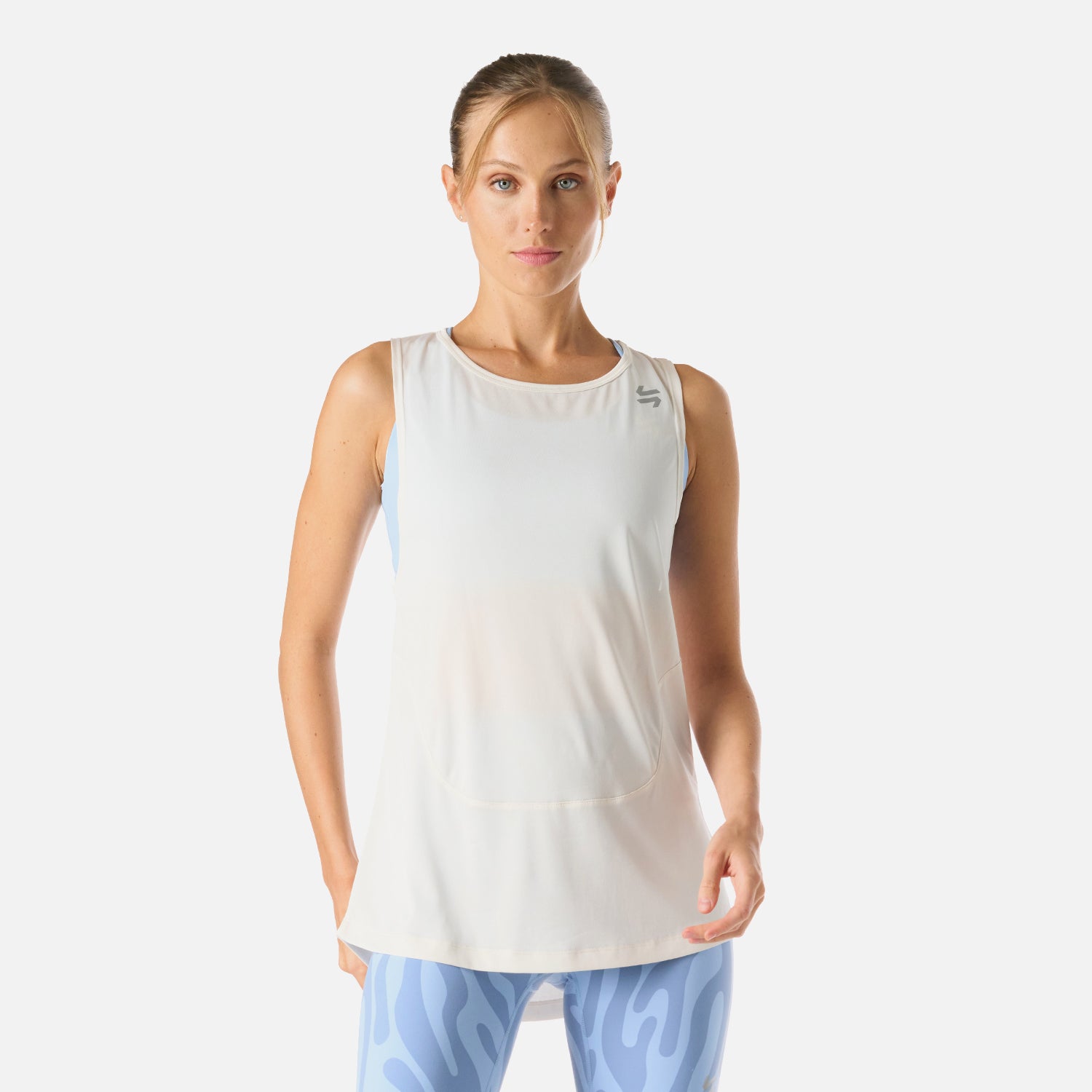Polera Tempo Tank Top mujer blanco vista frontal, tejido ultrasuave y corte relajado para entrenamiento