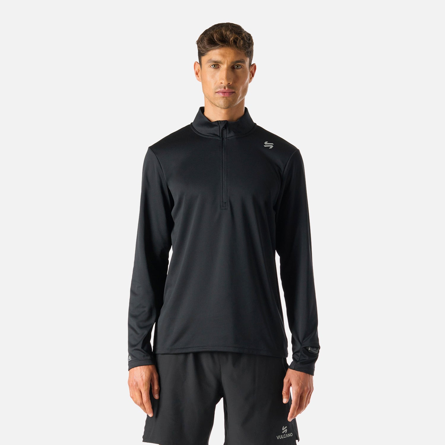 Polerón Hombre Built To Move 1/4 Zip Midlayer Negro Vulcano con cierre frontal y diseño deportivo, ideal para entrenamiento y running en invierno.