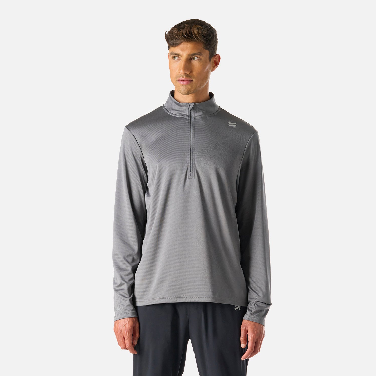 Polerón Hombre Built To Move 1/4 Zip Midlayer Gris Medio Vulcano con cierre frontal y diseño deportivo ideal para entrenamiento y running en invierno.
