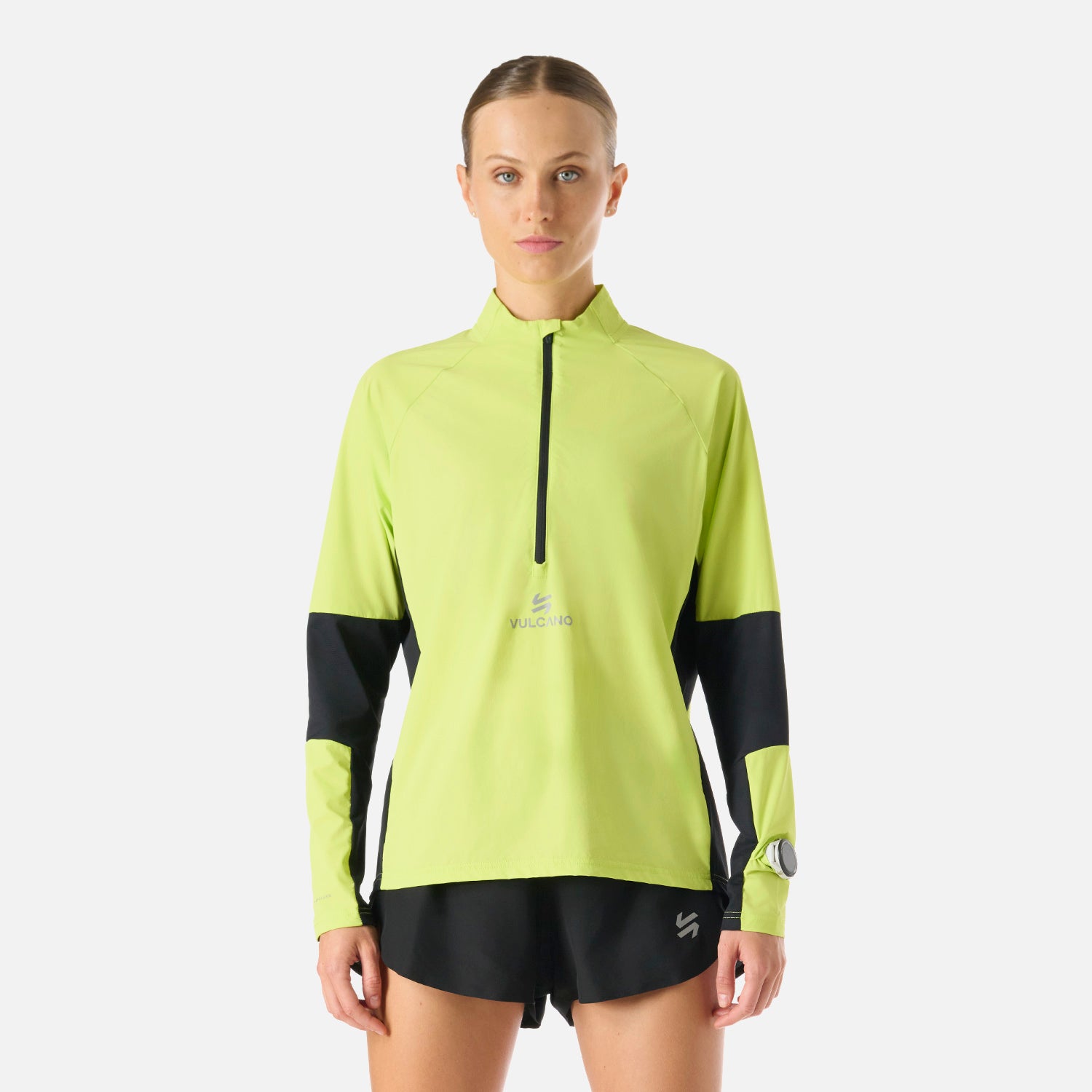 Polerón Mujer Built To Move Pro 1/4 Zip Midlayer Verde Lima Vulcano con diseño técnico y corte deportivo, ideal para running en climas fríos.
