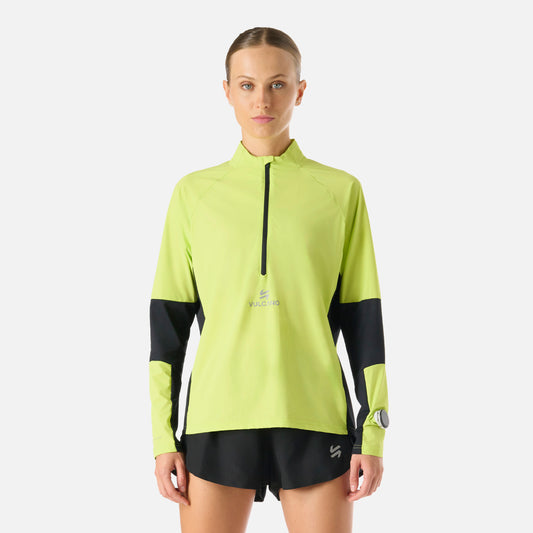 Polerón Mujer Built To Move Pro 1/4 Zip Midlayer Verde Lima Vulcano con diseño técnico y corte deportivo, ideal para running en climas fríos.