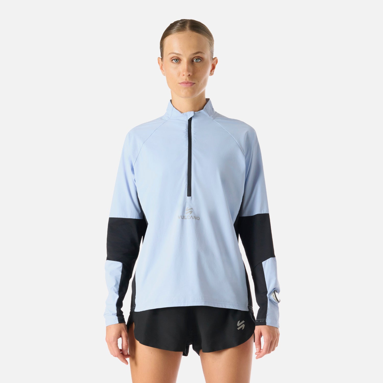 Polerón Mujer Built To Move Pro 1/4 Zip Midlayer Celeste Vulcano con diseño técnico y corte deportivo, ideal para running en climas fríos.