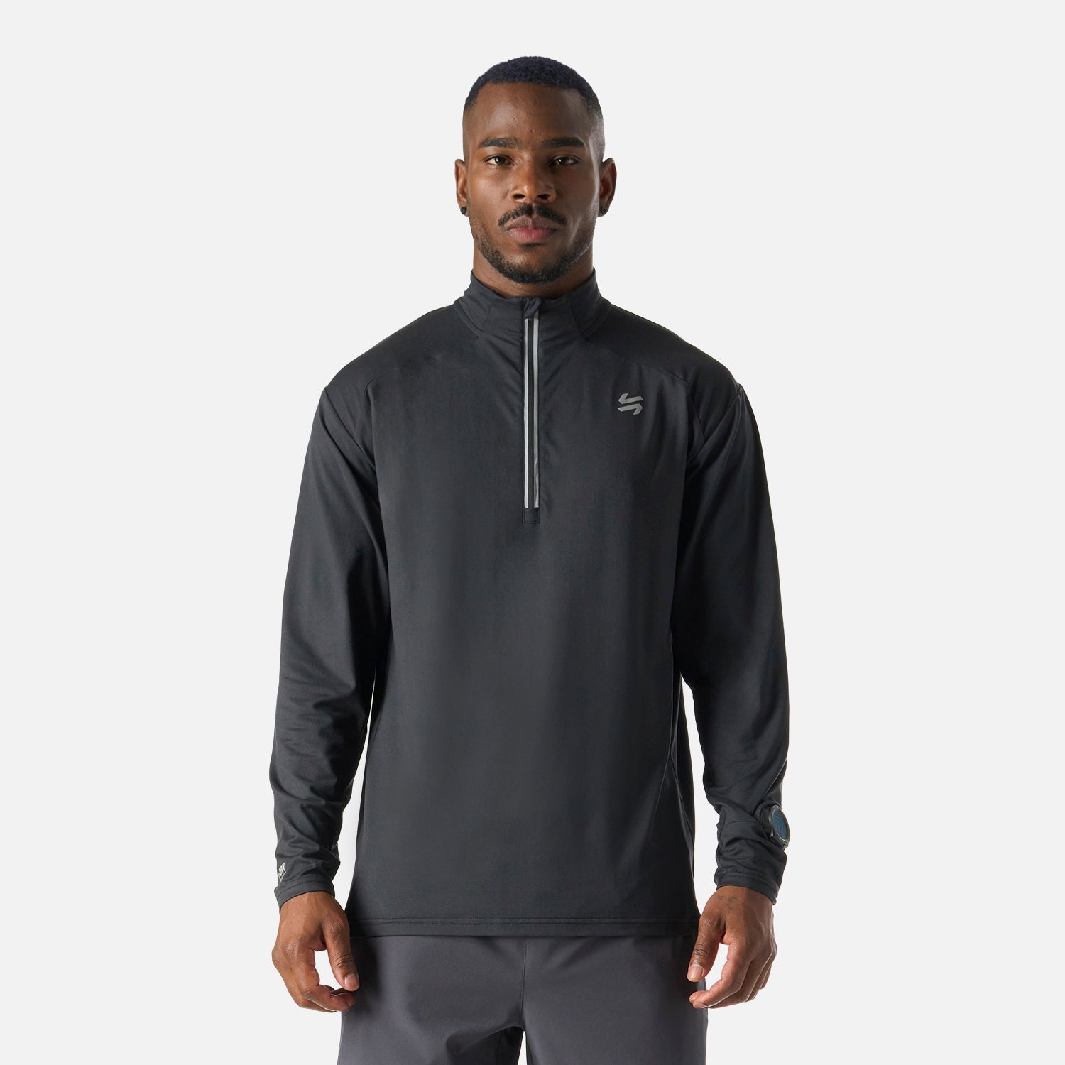 Polerón Hombre Tempo 1/4 Zip Midlayer Negro Vulcano con cierre frontal y diseño deportivo, ideal para running y entrenamiento en invierno.