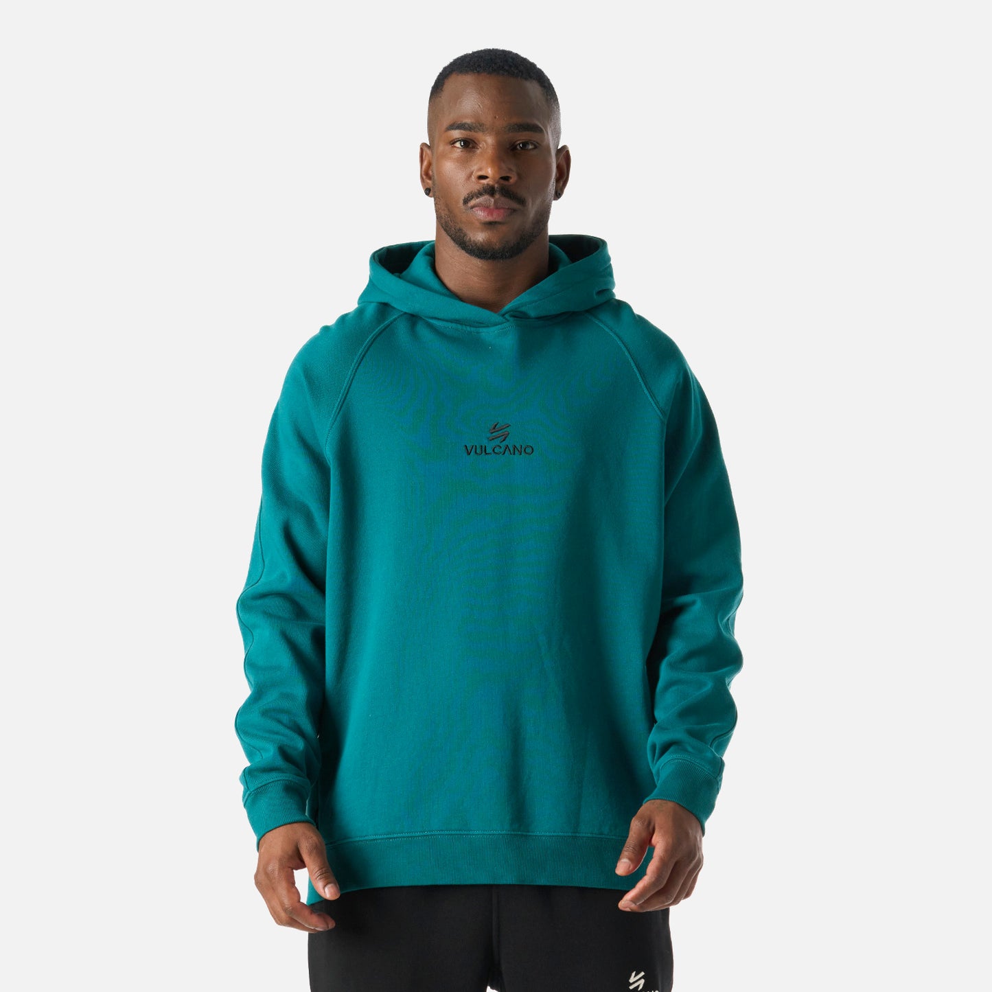 Polerón Hombre Cool Down Sweatshirt Hoody Petroleo Vulcano con capucha y logo al frente, ideal para invierno y estilo lifestyle masculino.