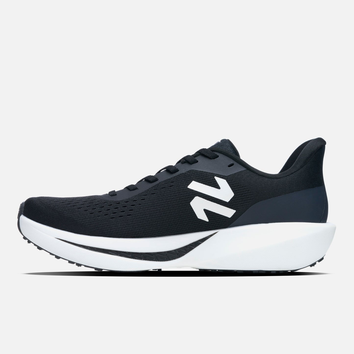 Perfil lateral de las Zapatillas Mujer Epicenter Negro Vulcano con upper de tejido transpirable y logo blanco en contraste.