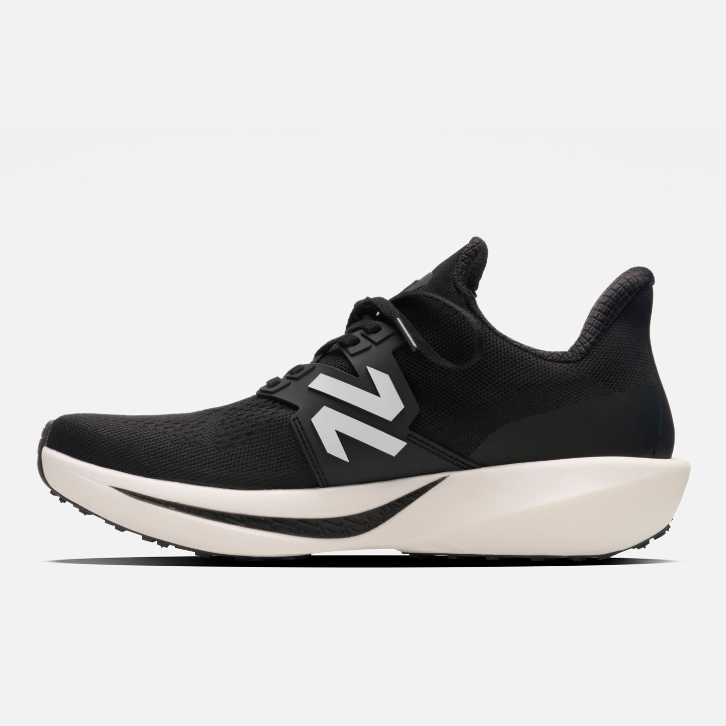 Perfil lateral de las Zapatillas Mujer Magma Negro Vulcano con suela elevada y diseño ergonómico ideal para running y uso urbano.