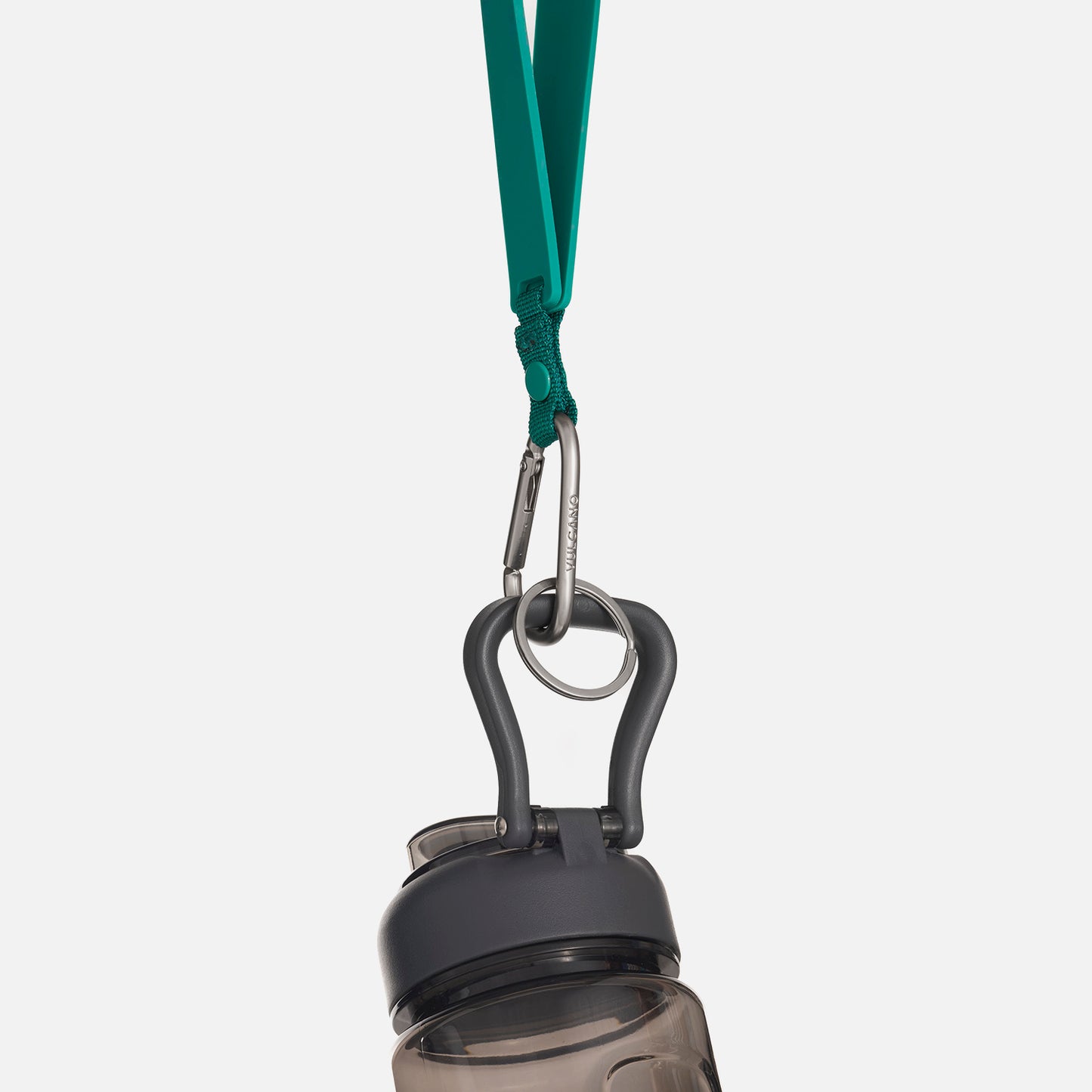 Llavero Lightweight Vulcano Keychain Turquesa Vulcano sujetando una botella con mosquetón metálico, accesorio funcional y resistente para estilo lifestyle.