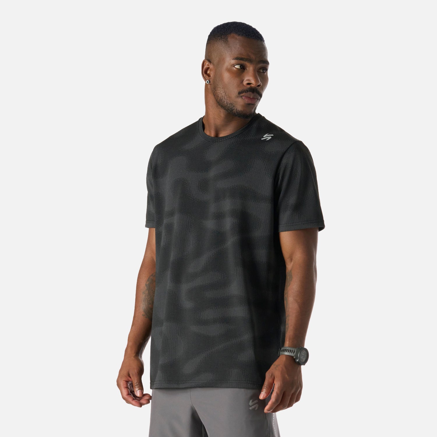 Polera deportiva negra para hombre Vulcano, corte cómodo y tejido transpirable, perfecta para running y training.