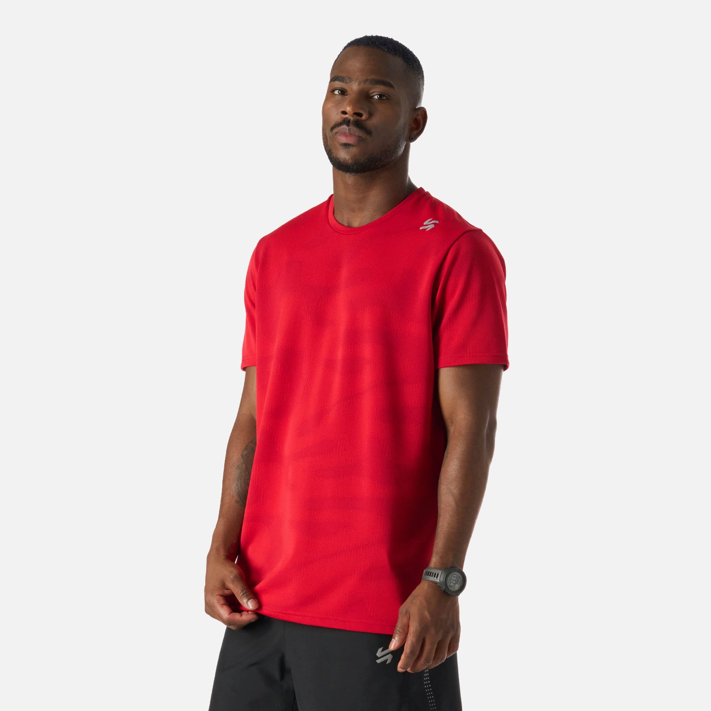Polera deportiva anaranjada para hombre Vulcano, corte cómodo y tejido transpirable, perfecta para running y training.