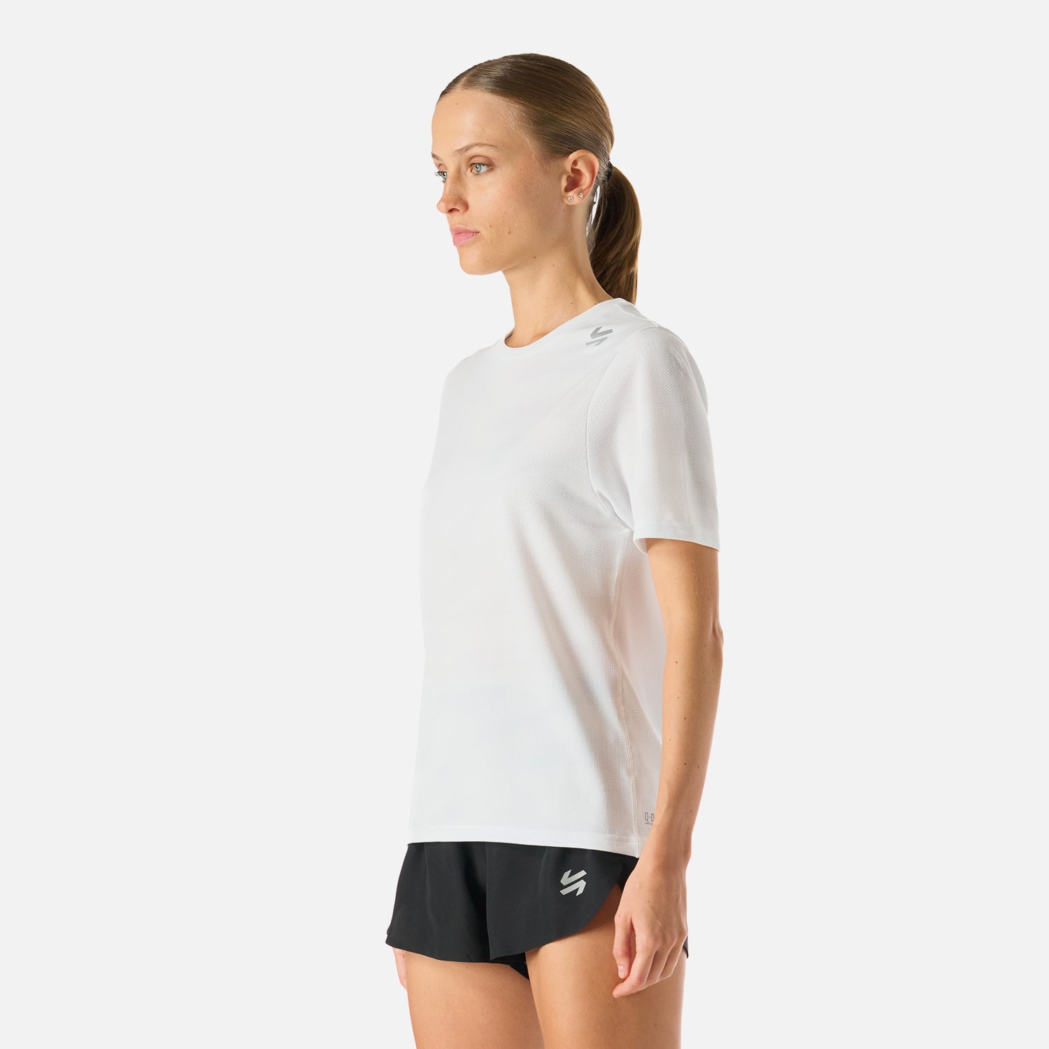 Polera deportiva Blanco para mujer Built To Move de Vulcano, con ajuste cómodo y ventilación lateral. Perfecta para running y training.