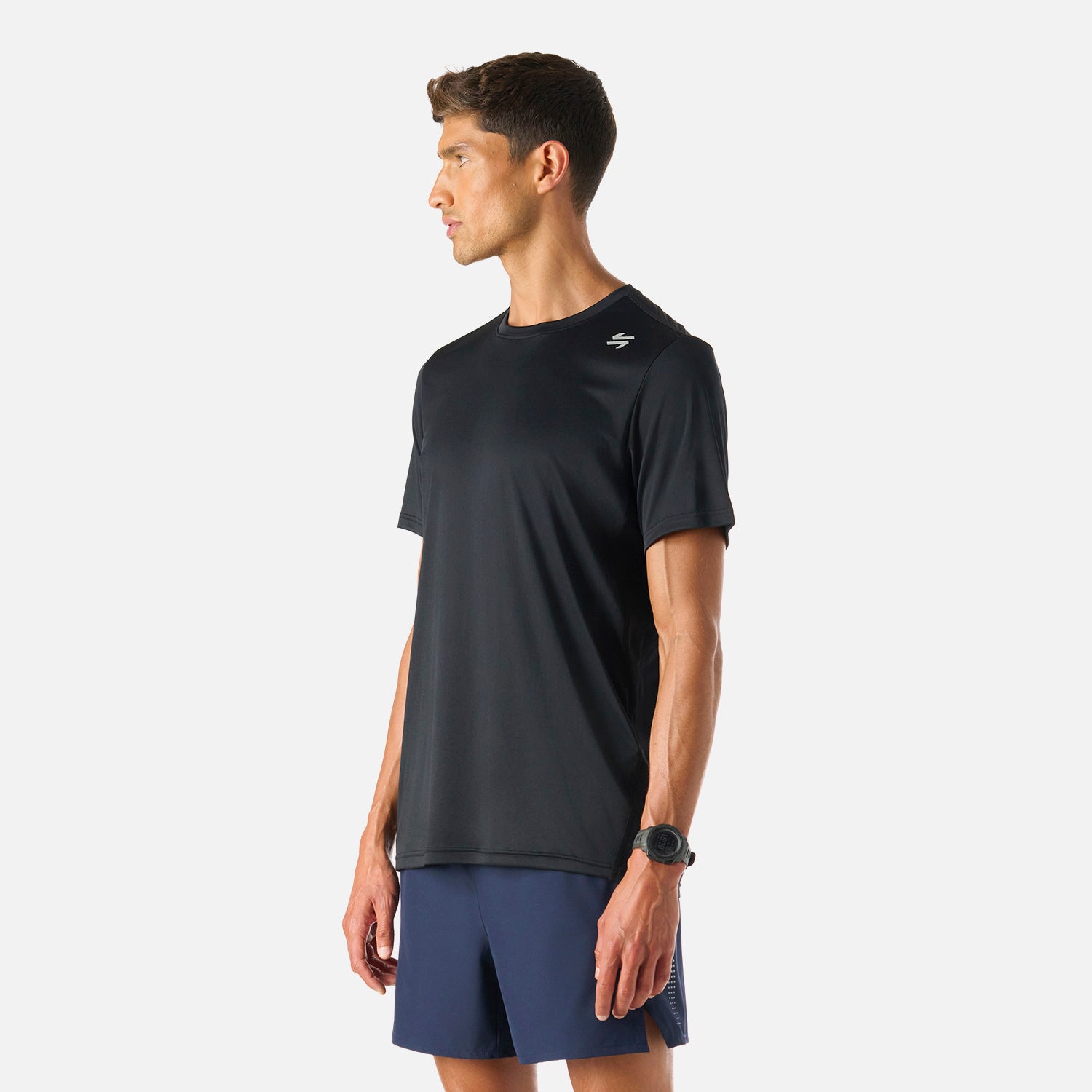 Polera Hombre Tempo Advanced T-Shirt Negro Vulcano en vista lateral 3/4, mostrando ajuste cómodo y tejido transpirable para running y training.