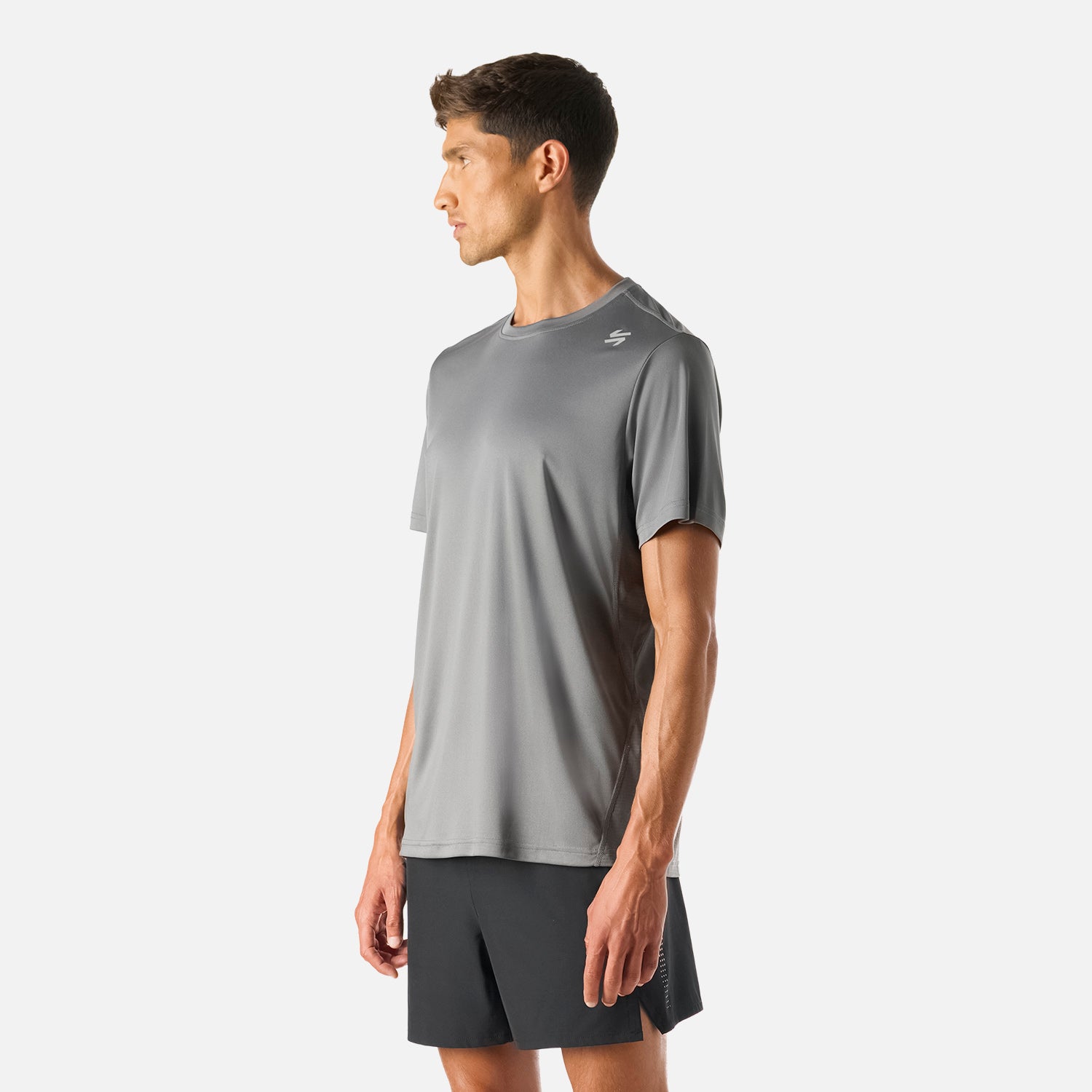 Polera Hombre Tempo Advanced T-Shirt Gris Medio Vulcano en vista lateral 3/4, mostrando ajuste cómodo y tejido transpirable para running y training.