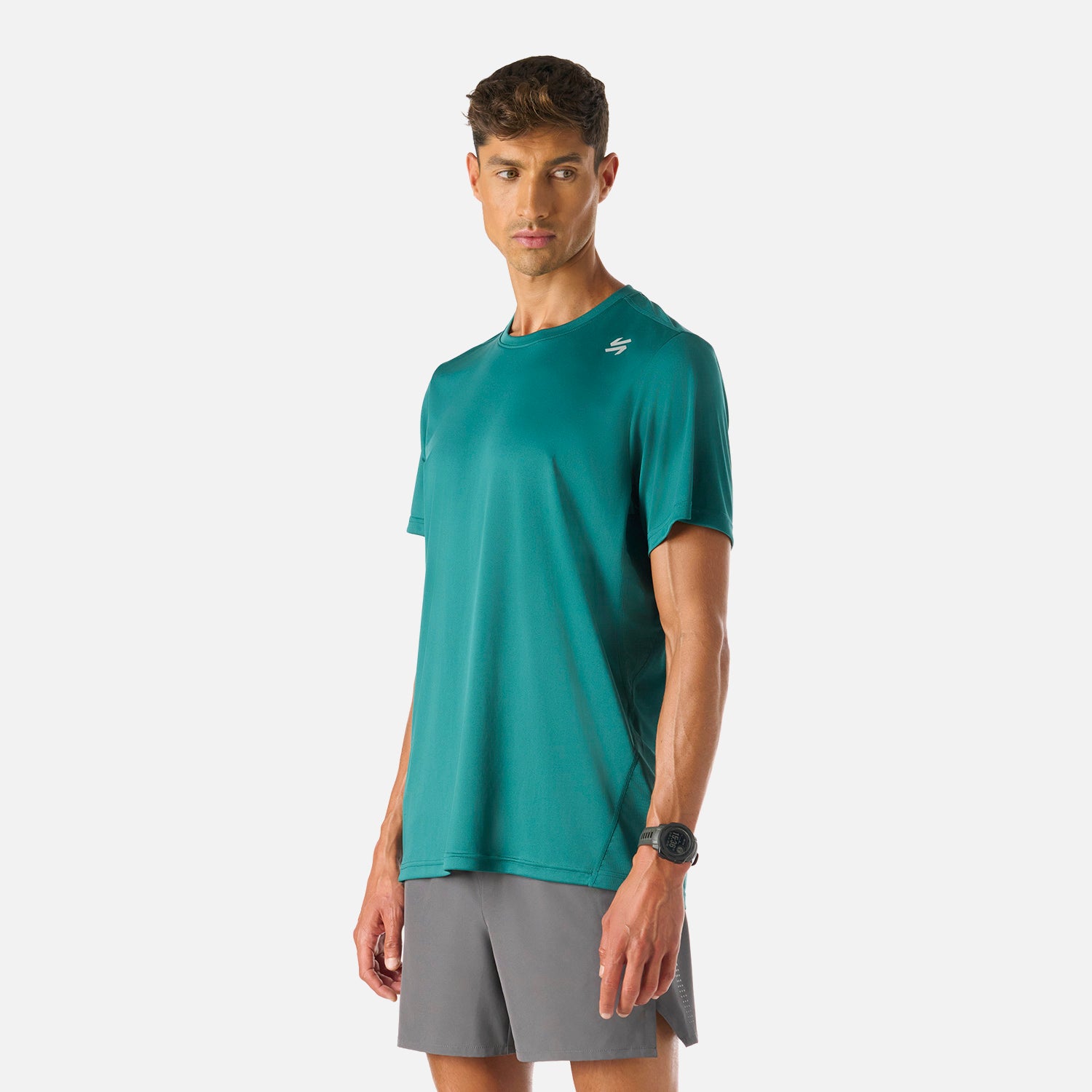 Polera Hombre Tempo Advanced T-Shirt Petroleo Vulcano en vista lateral 3/4, mostrando ajuste cómodo y tejido transpirable para running y training.