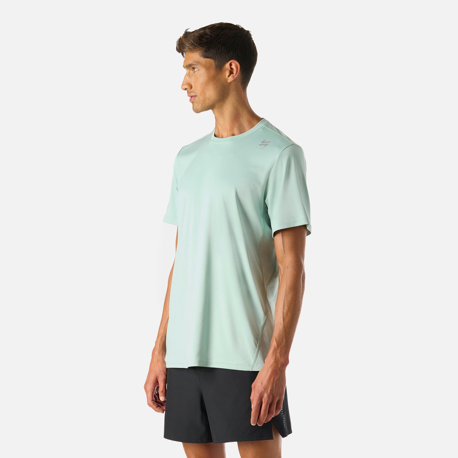 Polera Hombre Tempo Advanced T-Shirt Jade Vulcano en vista lateral 3/4, mostrando ajuste cómodo y tejido transpirable para running y training.