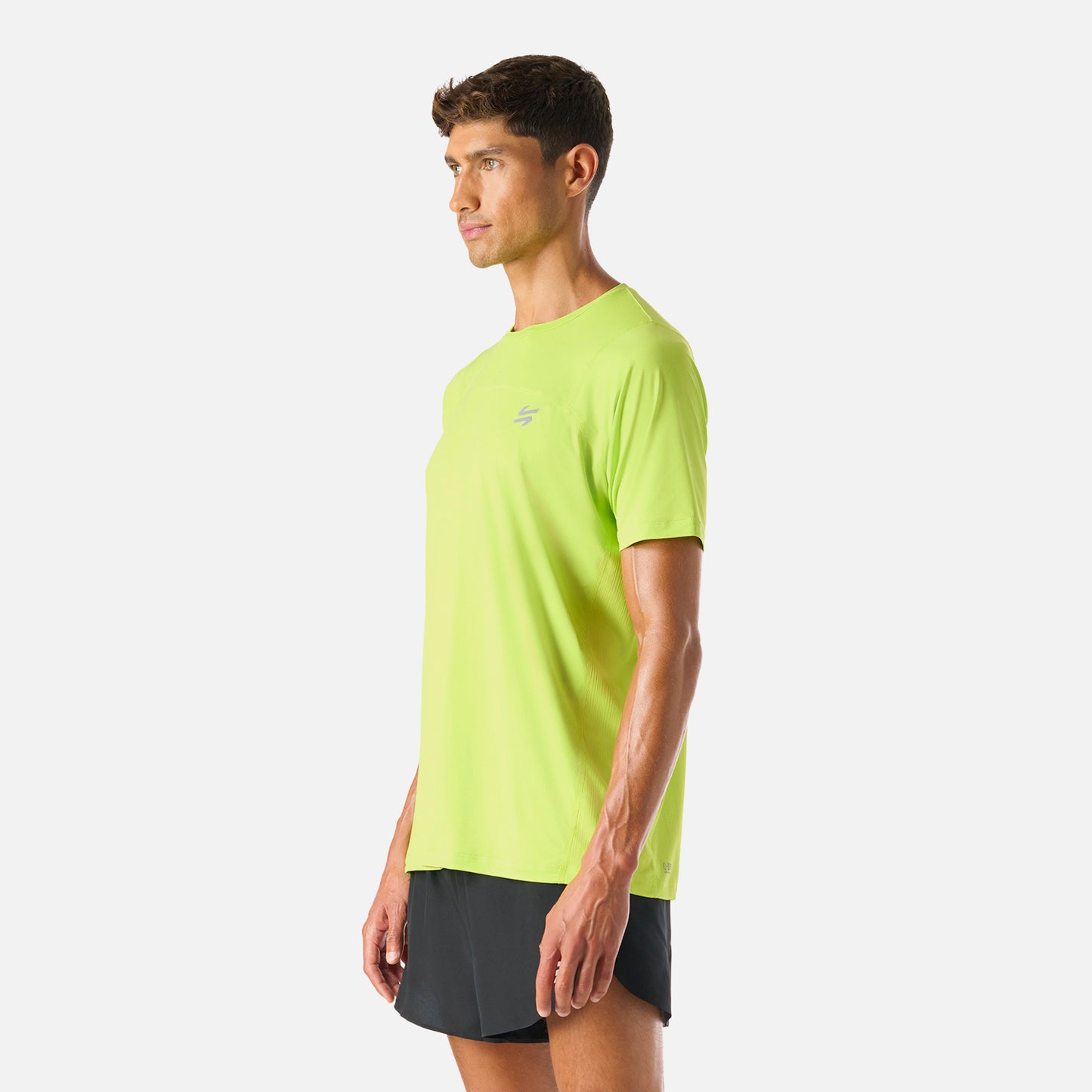 Polera Hombre Verde Lima Vulcano - Deportiva Q-Dry, vista en ángulo. Tecnología que mantiene el cuerpo seco durante actividades como running o training.