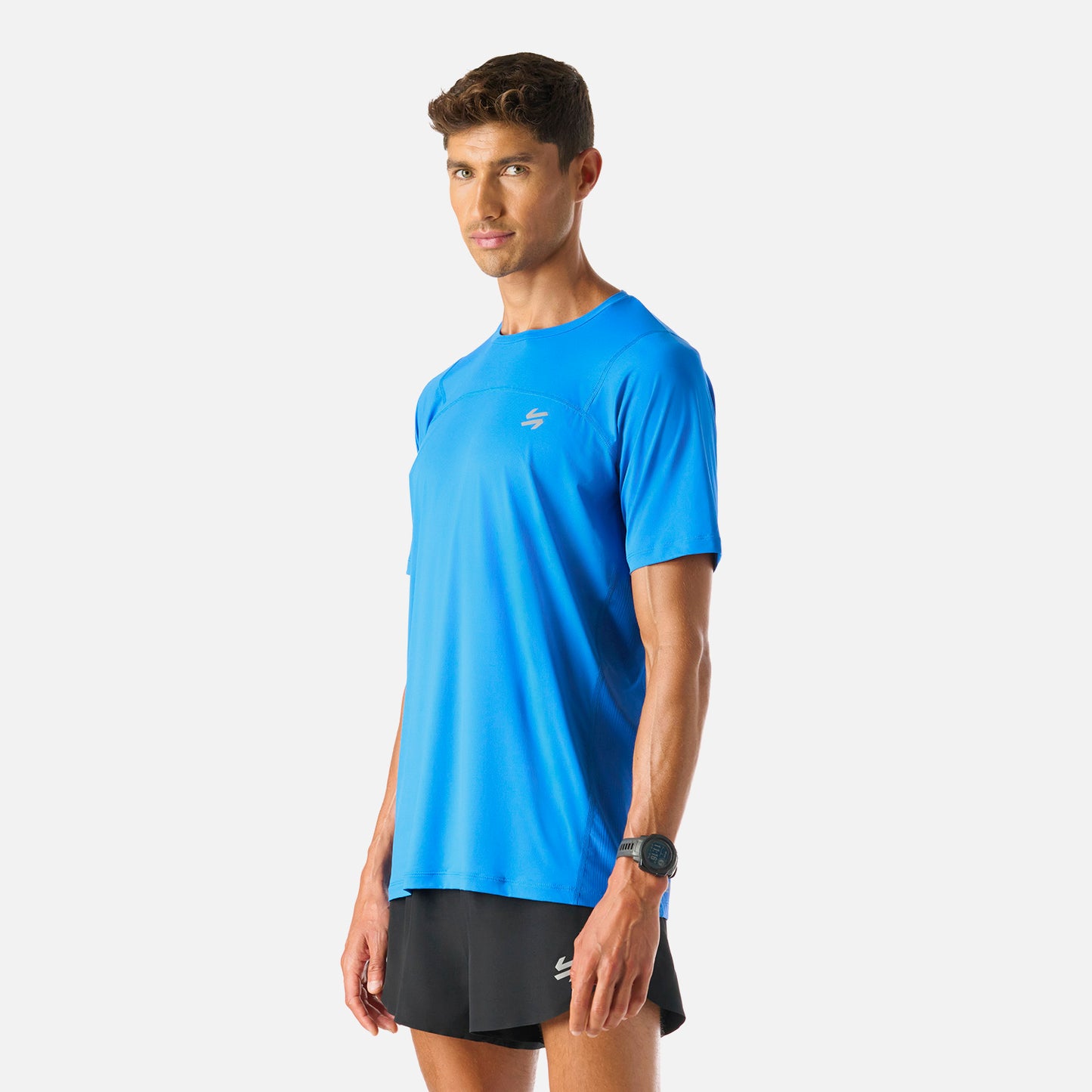 Polera Hombre Azul Vulcano - Deportiva Q-Dry, vista en ángulo. Tecnología que mantiene el cuerpo seco durante actividades como running o training.