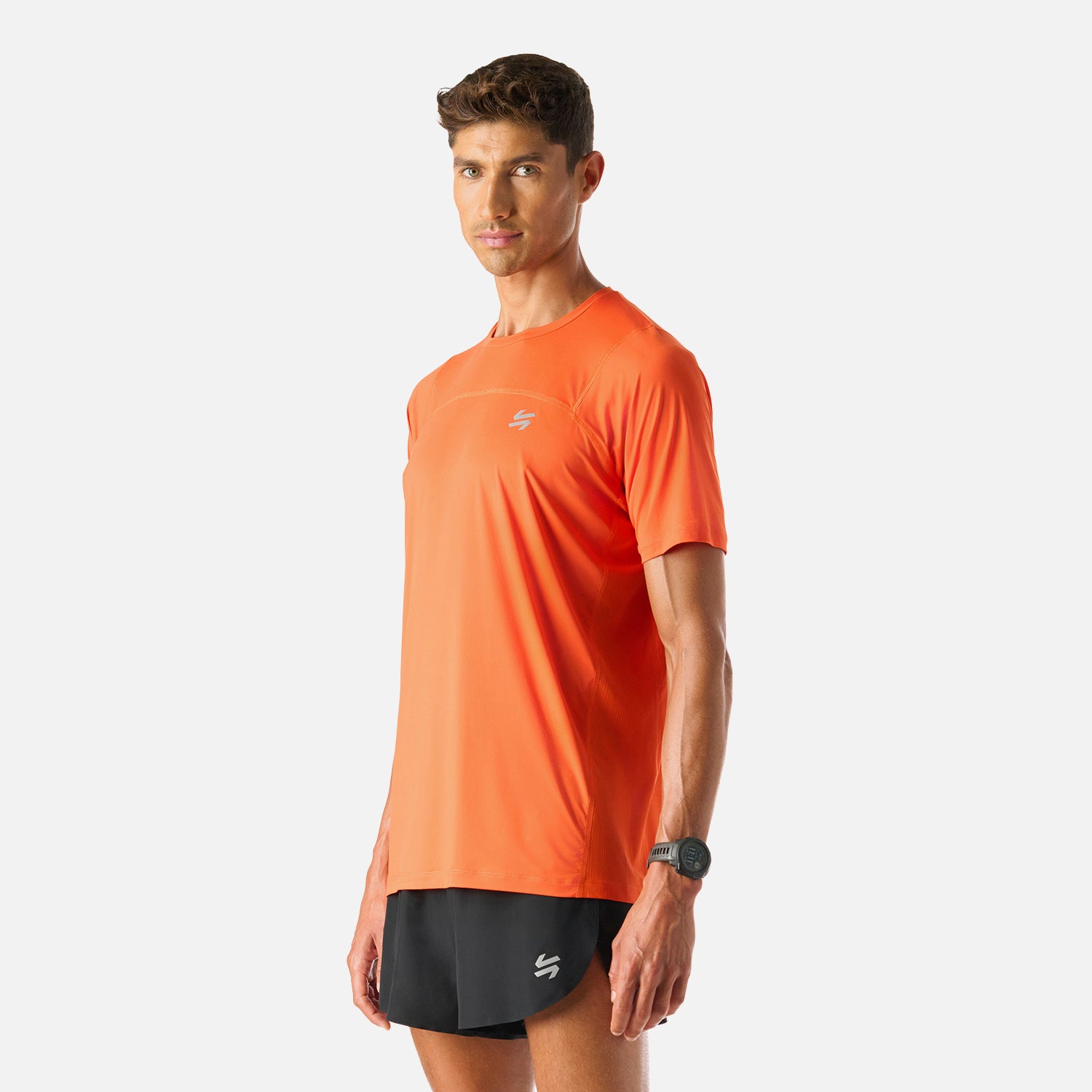 Polera Hombre Naranjo Vulcano - Deportiva Q-Dry, vista en ángulo. Tecnología que mantiene el cuerpo seco durante actividades como running o training.