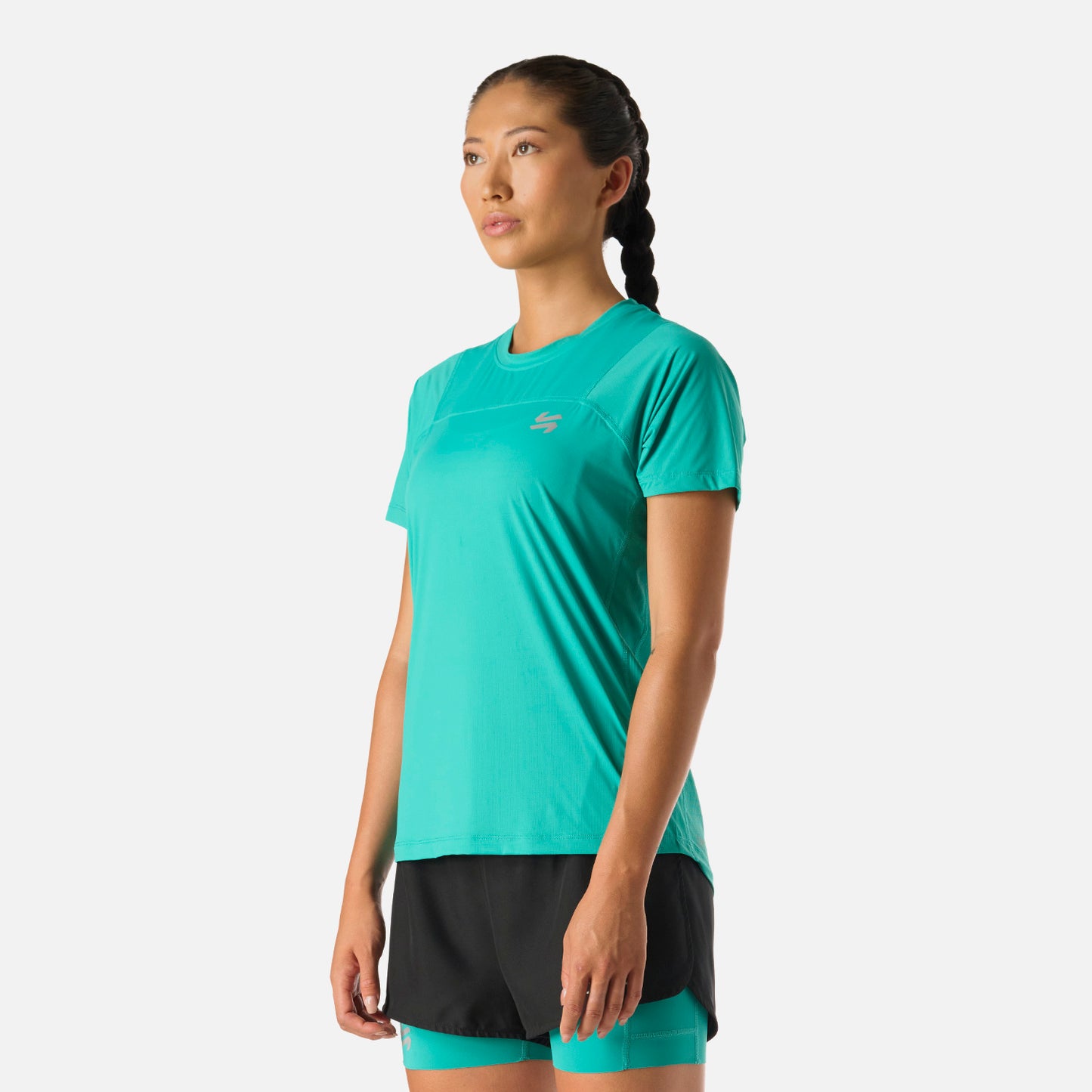 Polera deportiva Turquesa para mujer Built To Move de Vulcano, con ajuste cómodo y ventilación lateral. Perfecta para running y training.