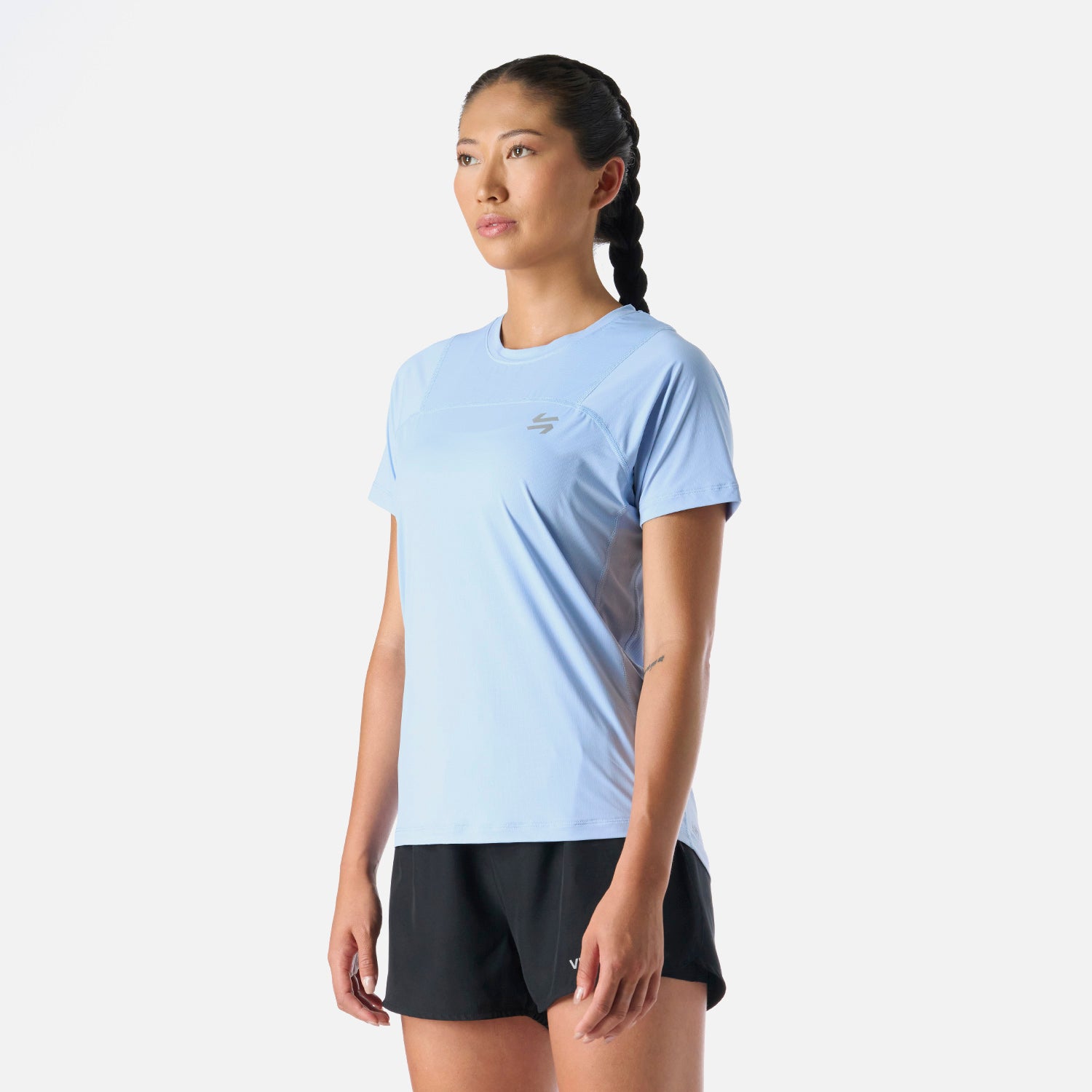 Polera deportiva celeste para mujer Built To Move de Vulcano, con ajuste cómodo y ventilación lateral. Perfecta para running y training.
