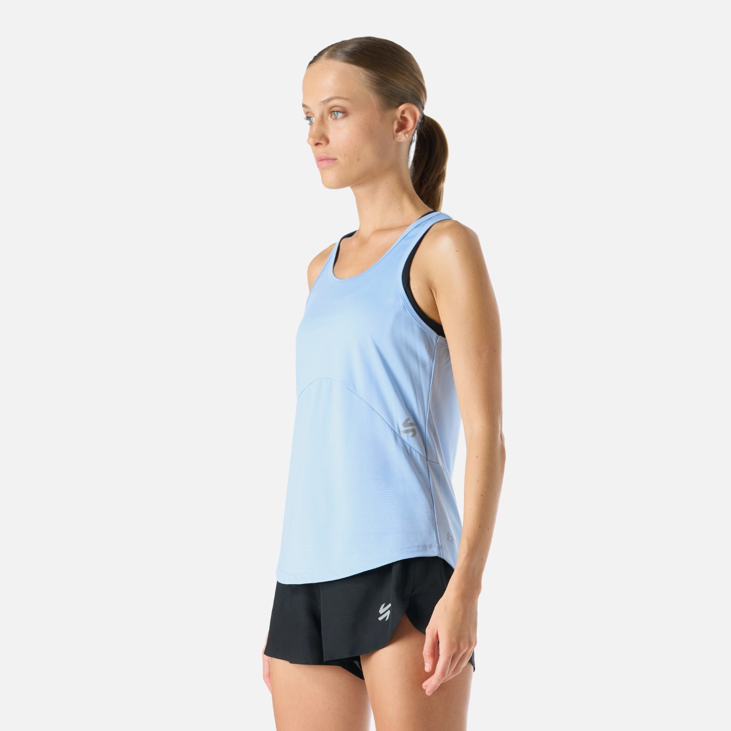 Polera deportiva celeste para mujer Built To Move de Vulcano, con ajuste cómodo y ventilación lateral. Perfecta para running y training.