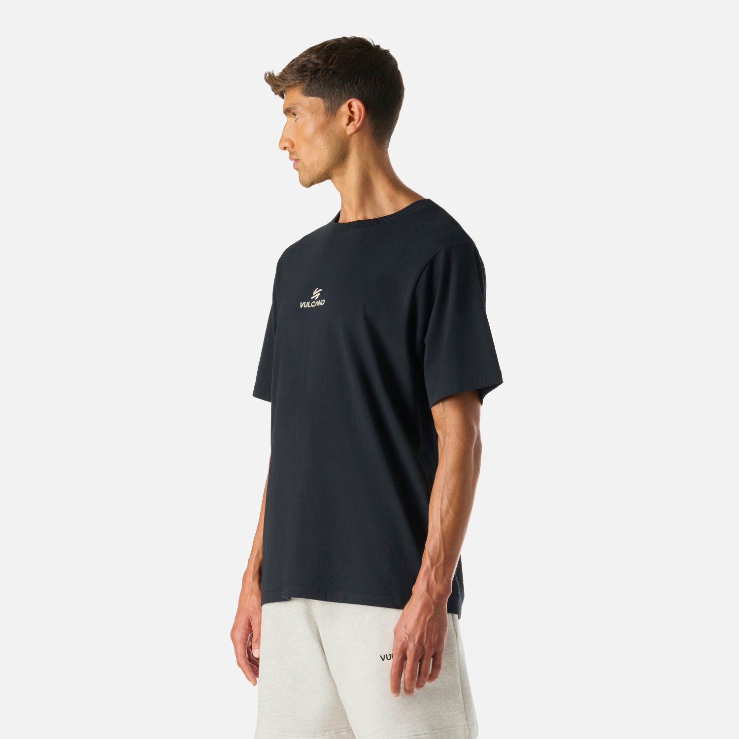 Polera Cool Down T-Shirt Negro Vulcano para hombre, vista lateral mostrando su silueta holgada y diseño moderno en algodón 100%.