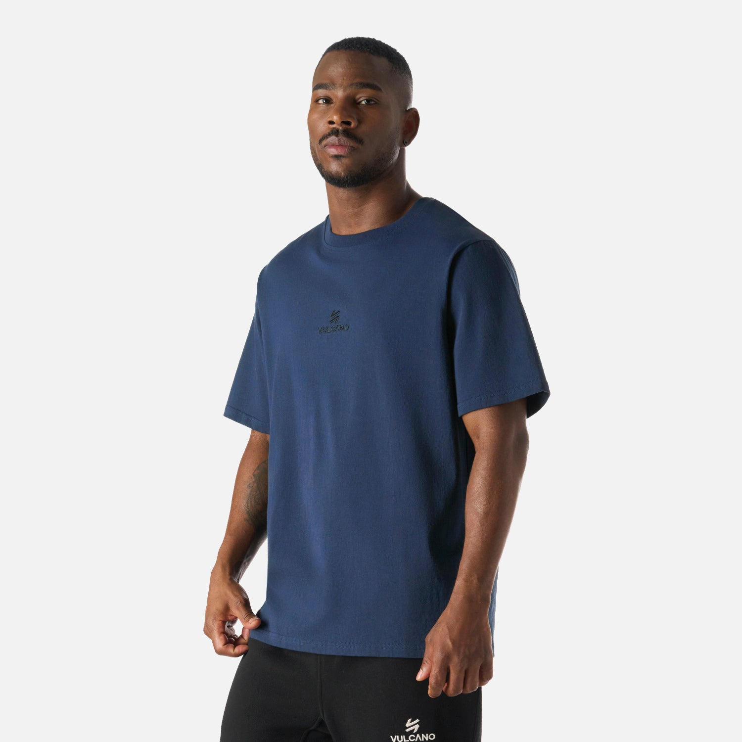 Polera Cool Down T-Shirt Azul Marino Vulcano para hombre, vista lateral mostrando su silueta holgada y diseño moderno en algodón 100%.