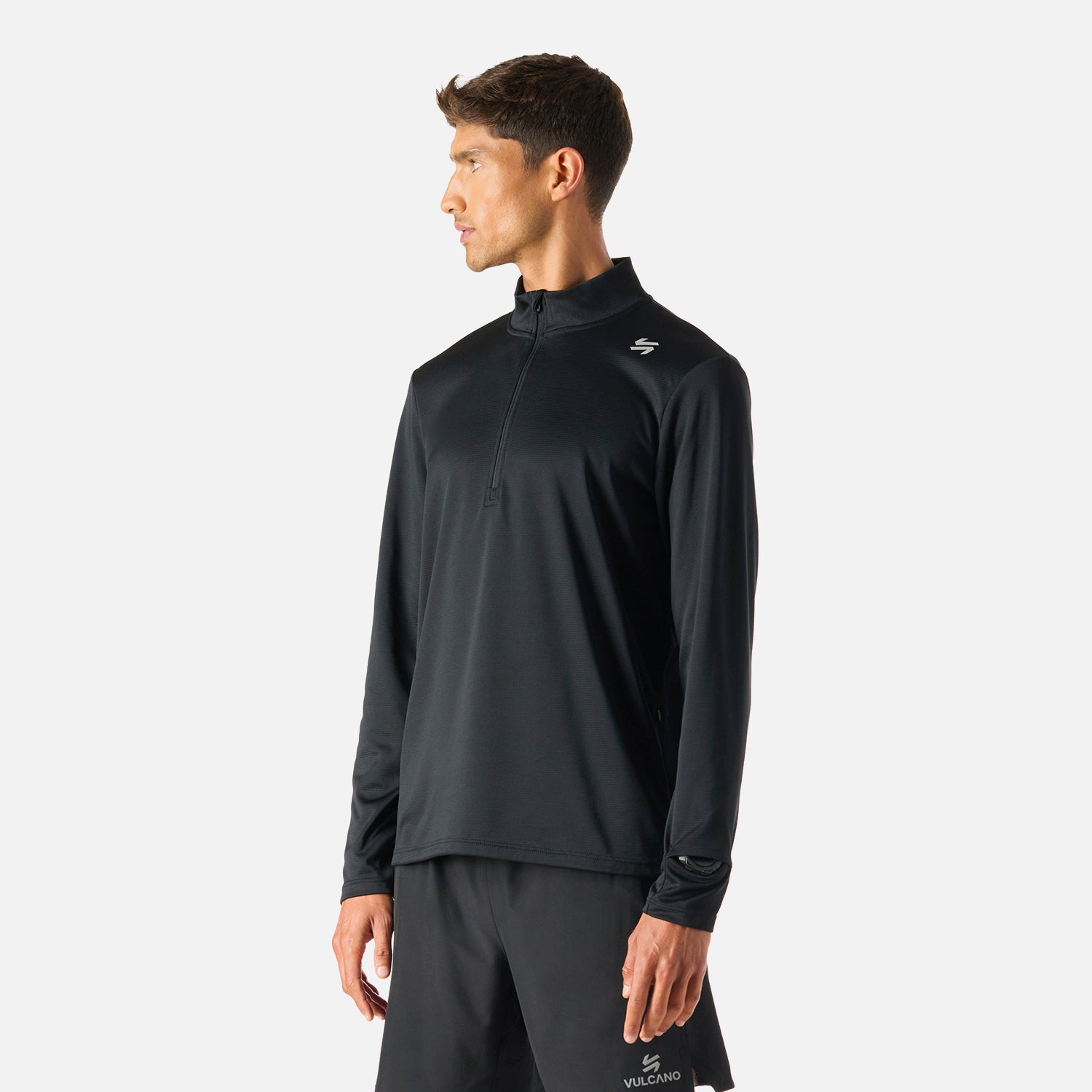 Vista lateral del Polerón Hombre Built To Move 1/4 Zip Midlayer Negro Vulcano, con ajuste ergonómico y tecnología Q-Dry para actividades como pádel o training.