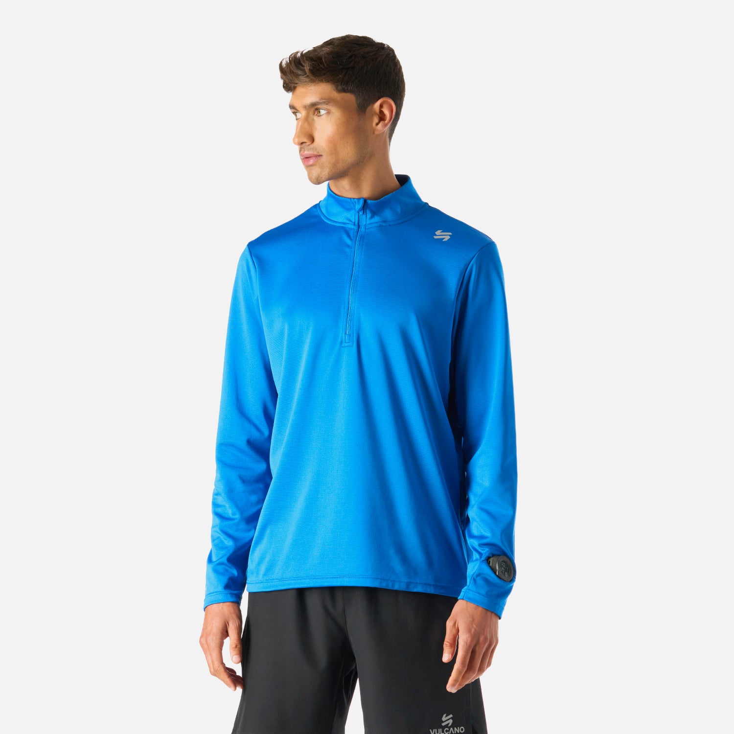 Vista lateral del Polerón Hombre Built To Move 1/4 Zip Midlayer Azul Vulcano, diseño ergonómico y tejido elástico para máxima movilidad.