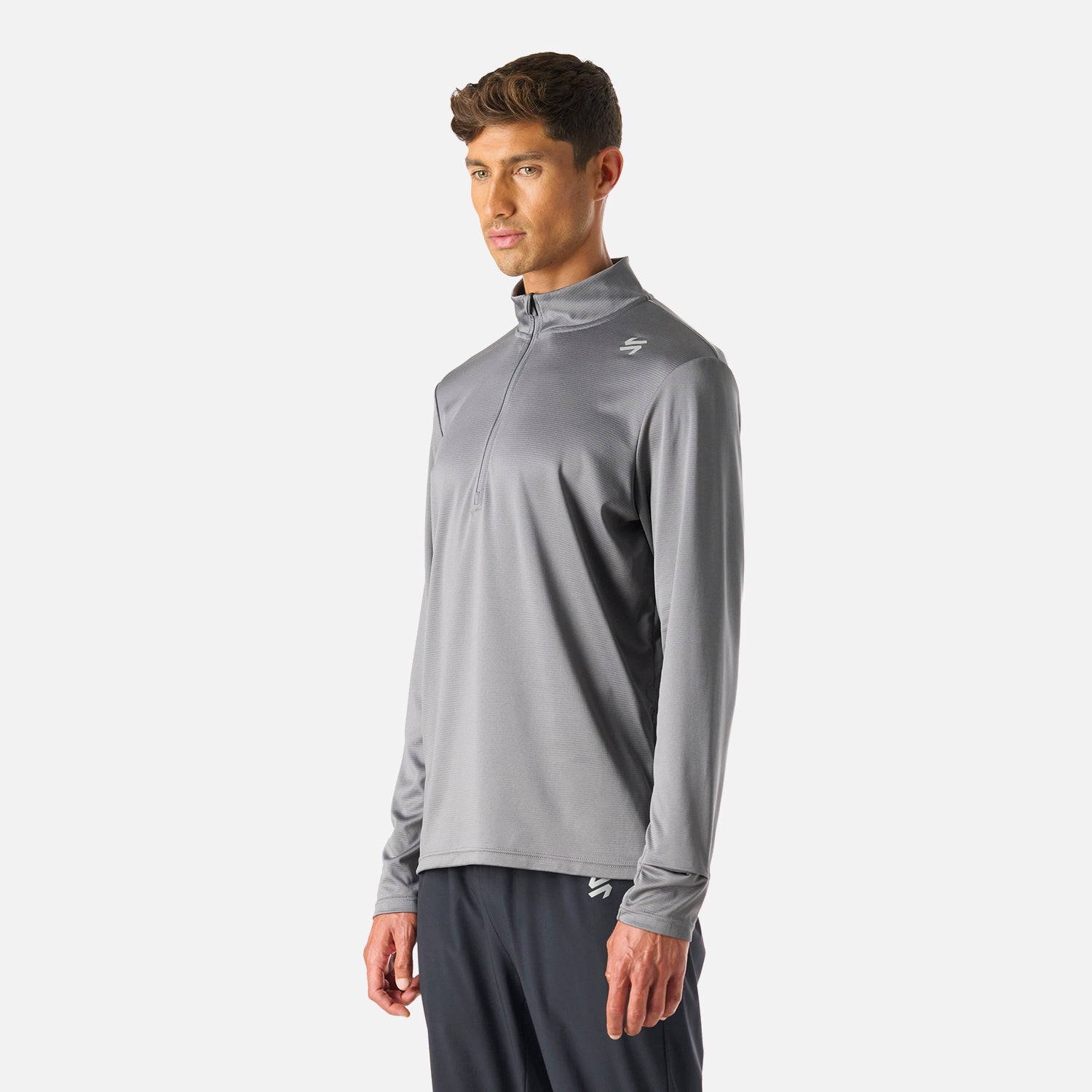 Vista lateral del Polerón Hombre Built To Move 1/4 Zip Midlayer Gris Medio Vulcano, con ajuste cómodo y tecnología Q-Dry para actividades como pádel o training.