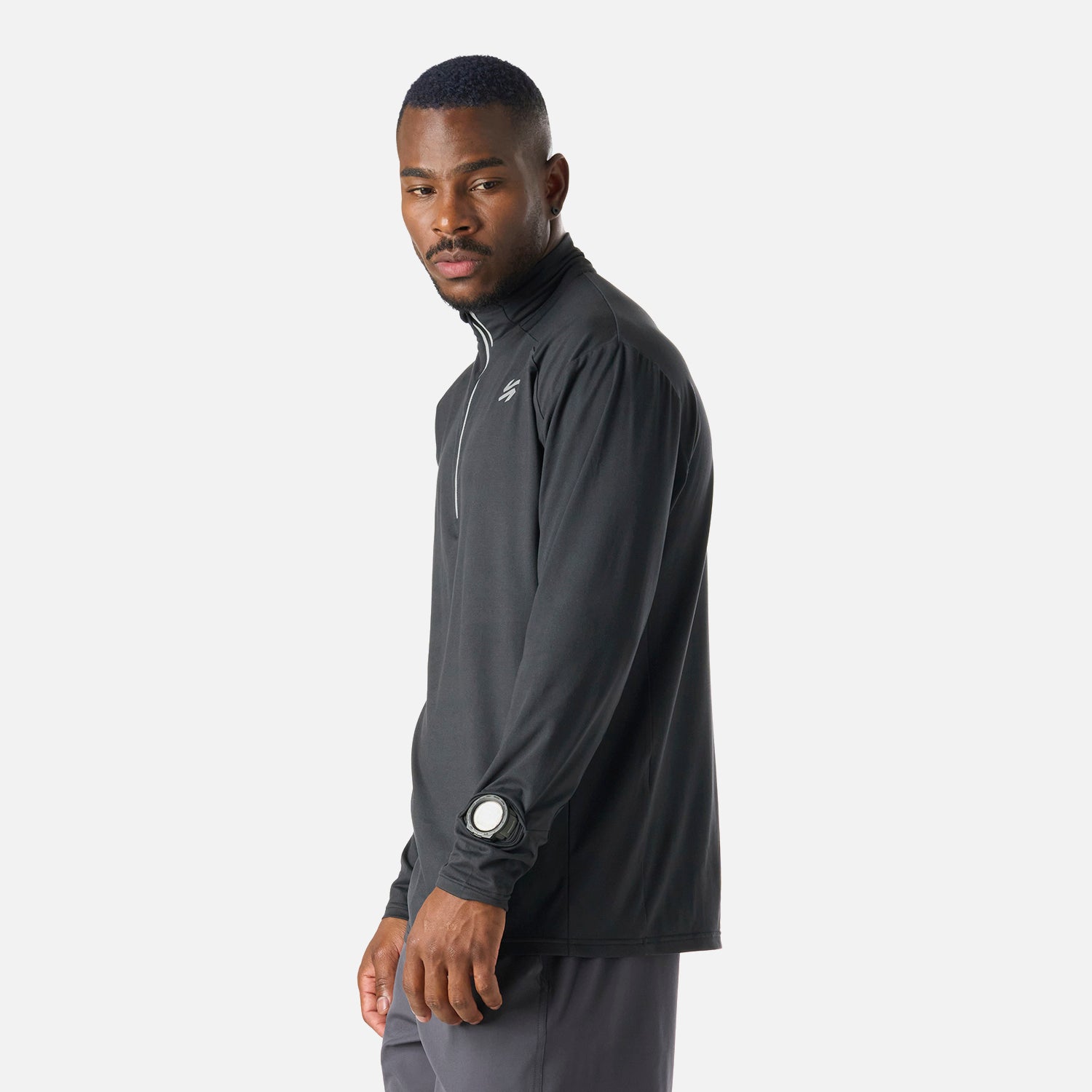 Vista lateral del Polerón Hombre Tempo 1/4 Zip Midlayer Negro Vulcano, con ajuste cómodo y tecnología Q-Dry para actividades como pádel o training.