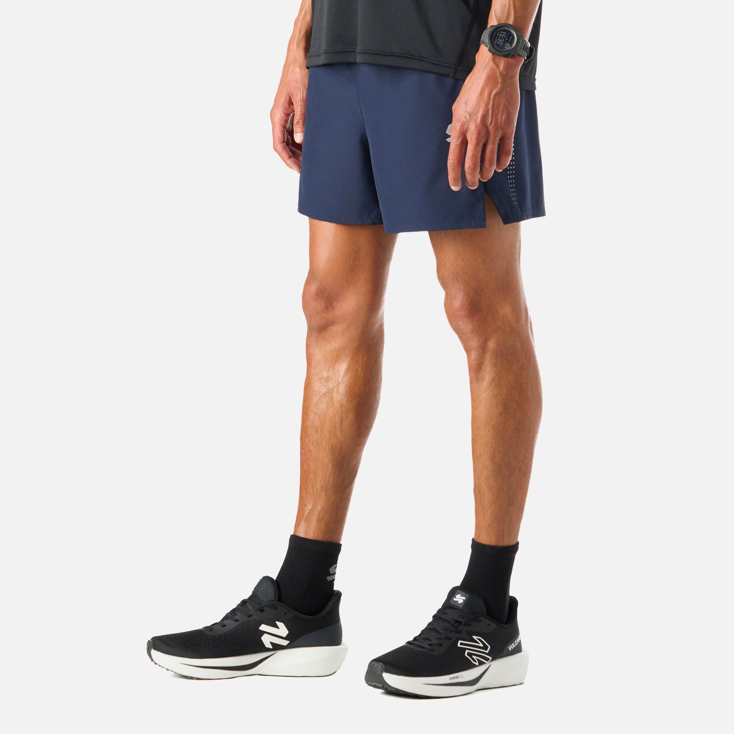 Shorts de running Tempo 5'' para hombre en azul marino, diseño ergonómico con aberturas laterales y ajuste cómodo para entrenamientos intensos.
