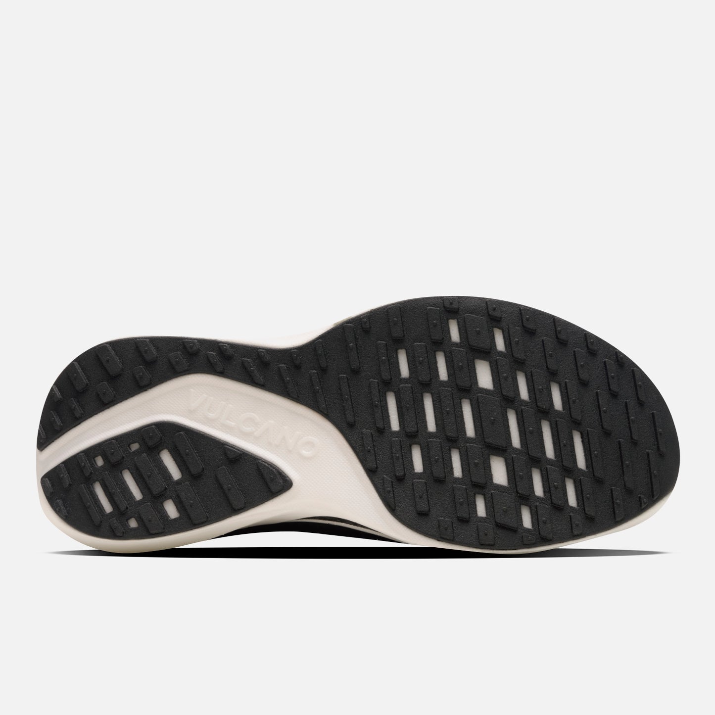 Suela de las Zapatillas Mujer Magma Negro Vulcano con patrón antideslizante y grabado VULCANO para tracción y estabilidad en movimiento.