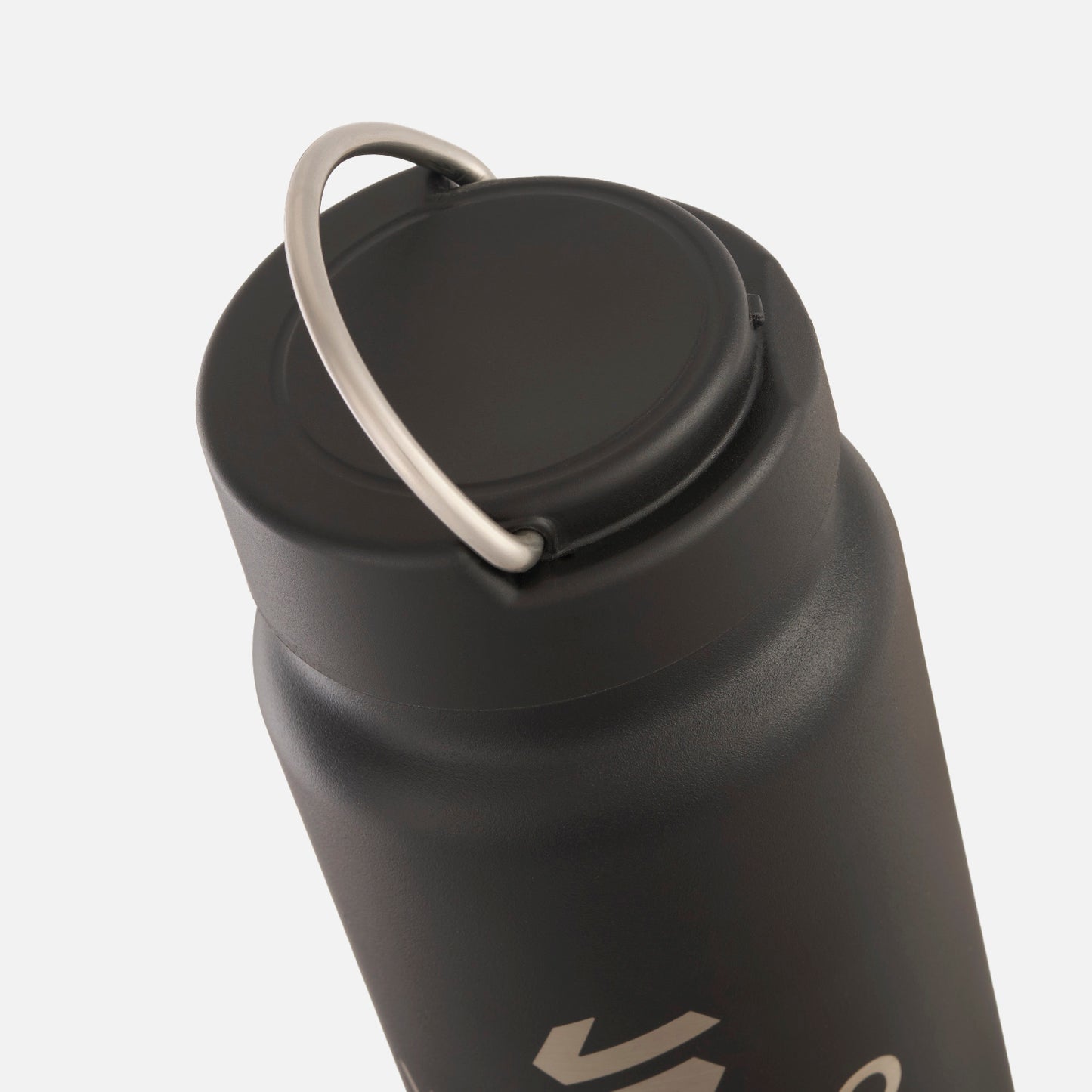 Tapa de la Botella Keep It Cool 750ml Bottle Negro Vulcano con asa metálica resistente, práctica para transportar en entrenamientos o viajes.