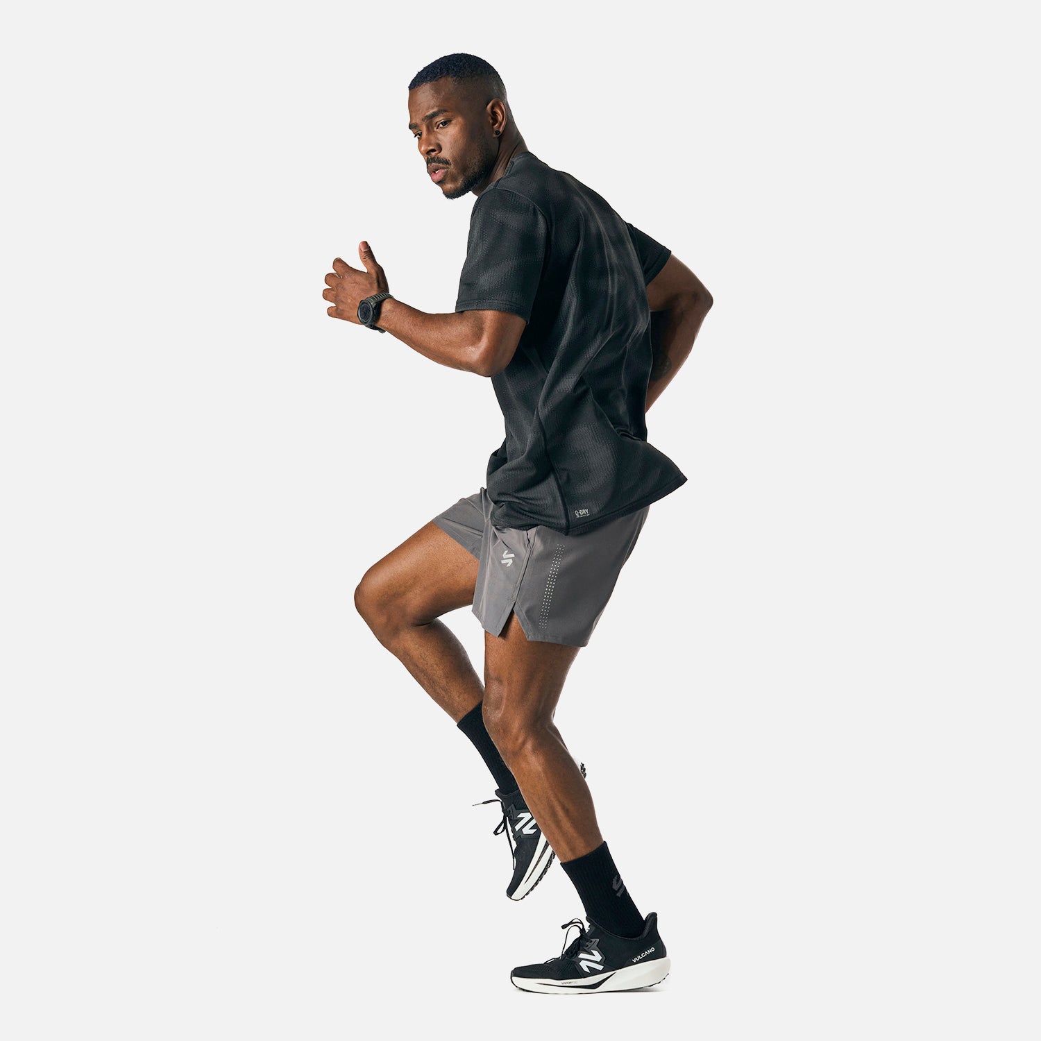 Polera Hombre Built To Move Pro T-Shirt Negro Vulcano en acción, diseñada para libertad de movimiento durante entrenamientos intensos.