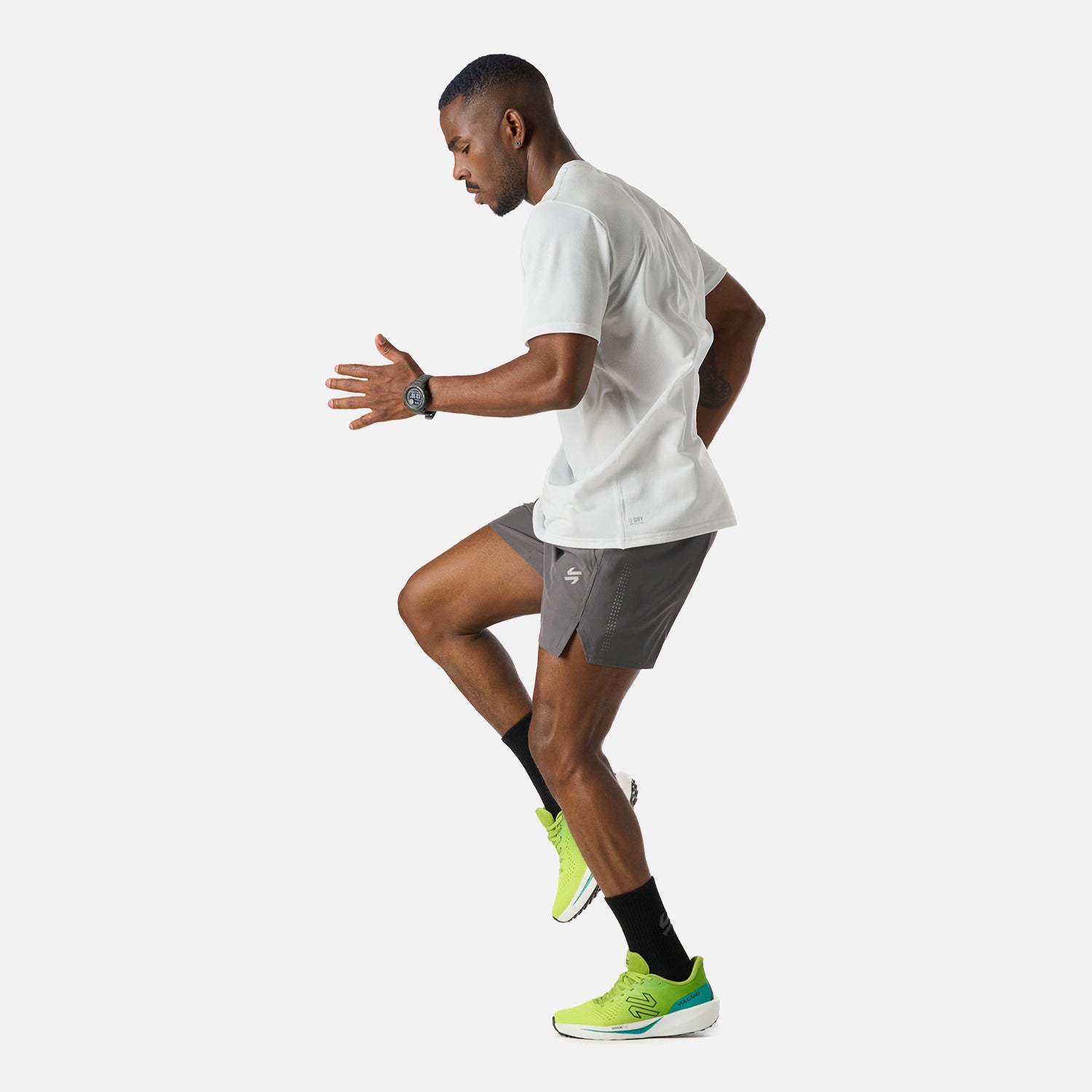 Polera Hombre Built To Move Pro T-Shirt Blanco Vulcano en acción, diseñada para libertad de movimiento durante entrenamientos intensos.