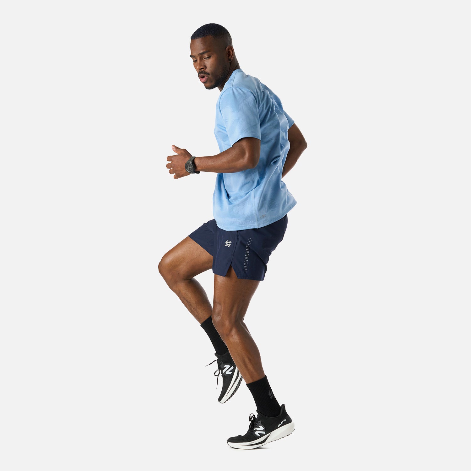 Polera Hombre Built To Move Pro T-Shirt Celeste Vulcano en acción, diseñada para libertad de movimiento durante entrenamientos intensos.