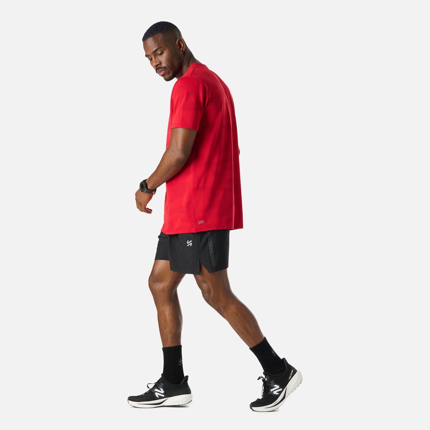 Polera Hombre Built To Move Pro T-Shirt Anaranjado Vulcano en acción, diseñada para libertad de movimiento durante entrenamientos intensos.